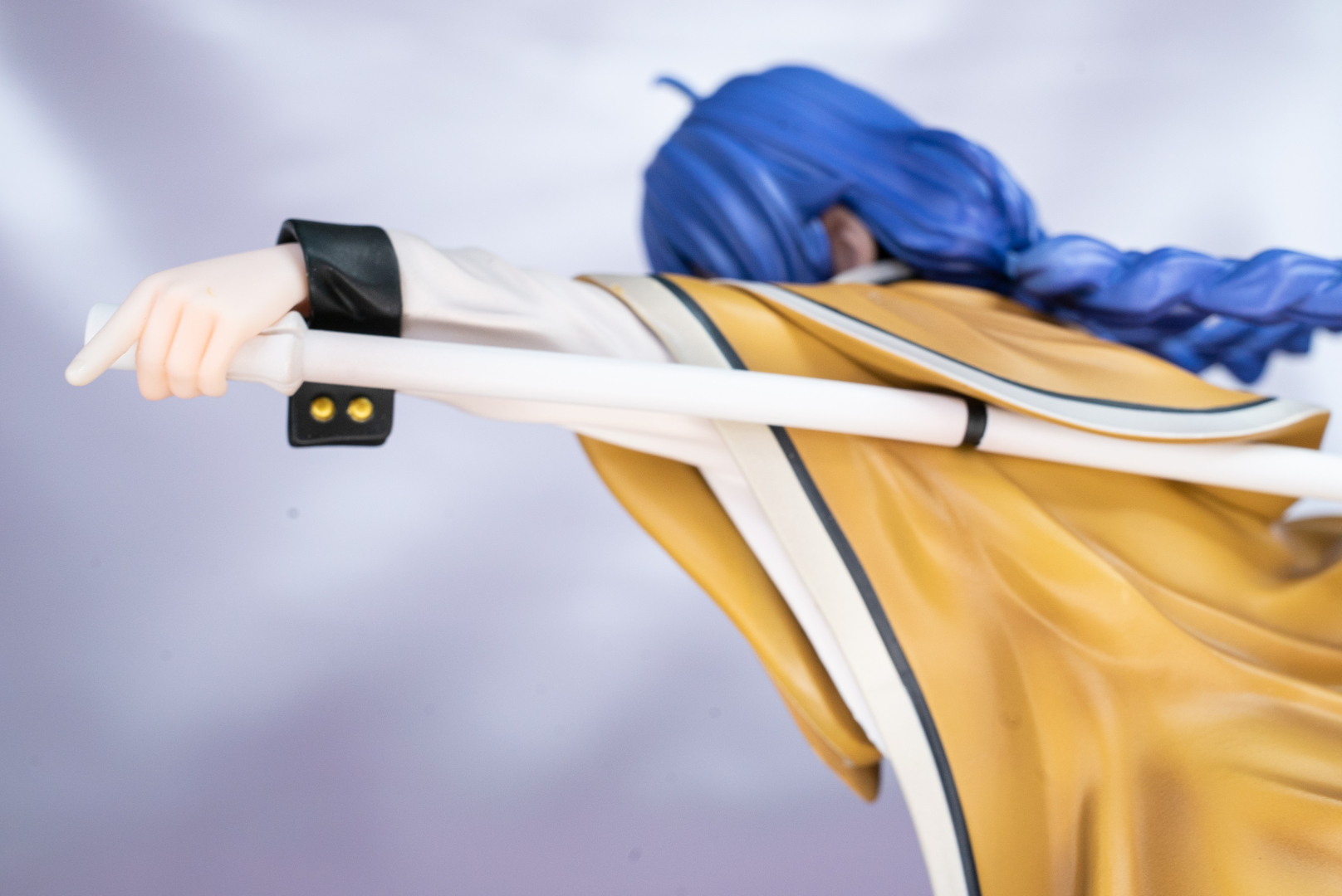 杖はマント部分と手の部分で固定されている。また、ヘッド部分ば別パーツになっていて、組み立てる仕組みだ