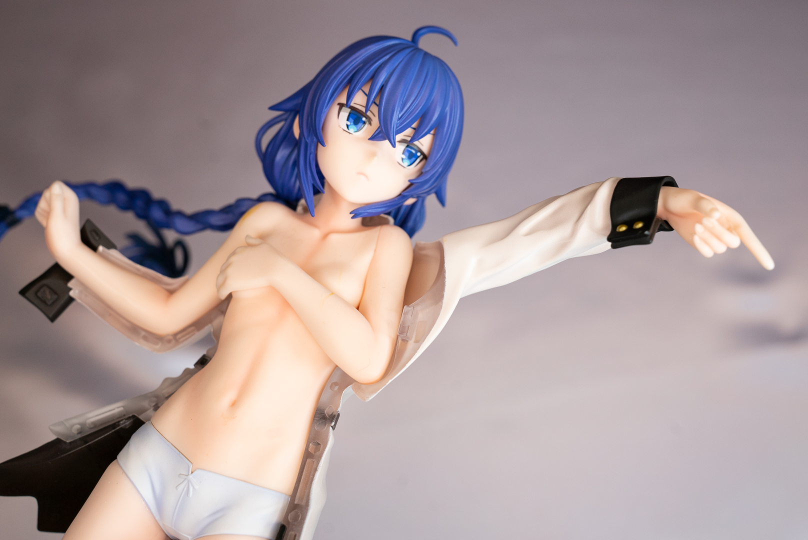 実際にノーマル状態でのピンと伸ばした腕は画像のように服についており、ロキシー本体とは接続されていない。……というか、この画像だけ見てると 「ゴゴゴゴゴ」とかスタンドが発動してそうな感じに見える（笑）