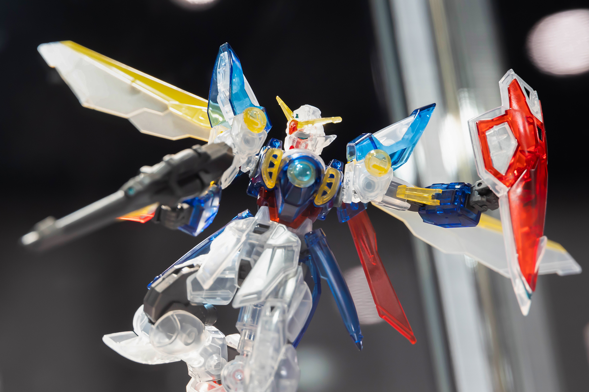 クリアカラーで再現された「ウイングガンダム」。通常カラーとは違った魅力がある