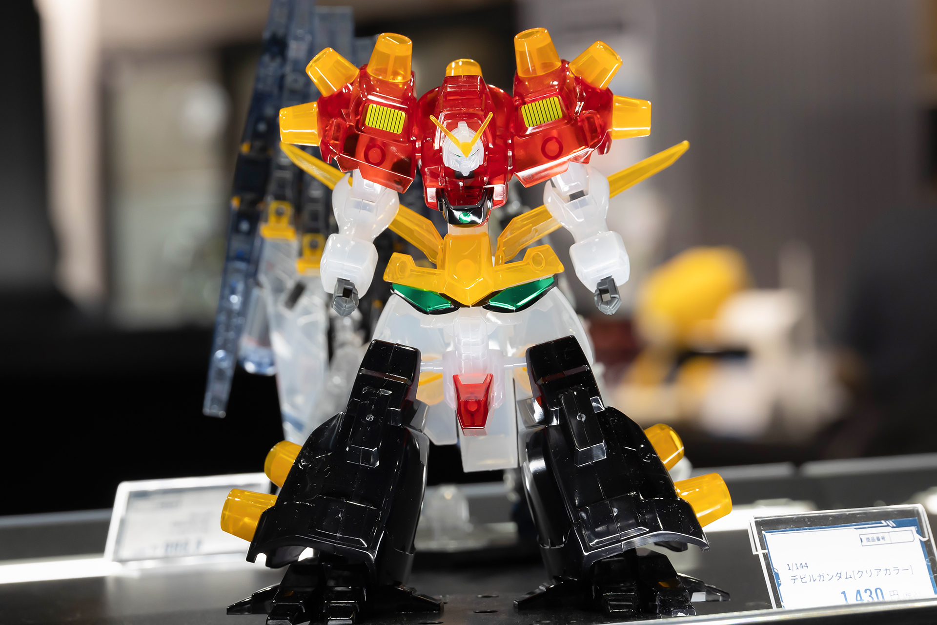 こちらがガンダムベース限定商品の「1/144 デビルガンダム[クリアカラー]」だ