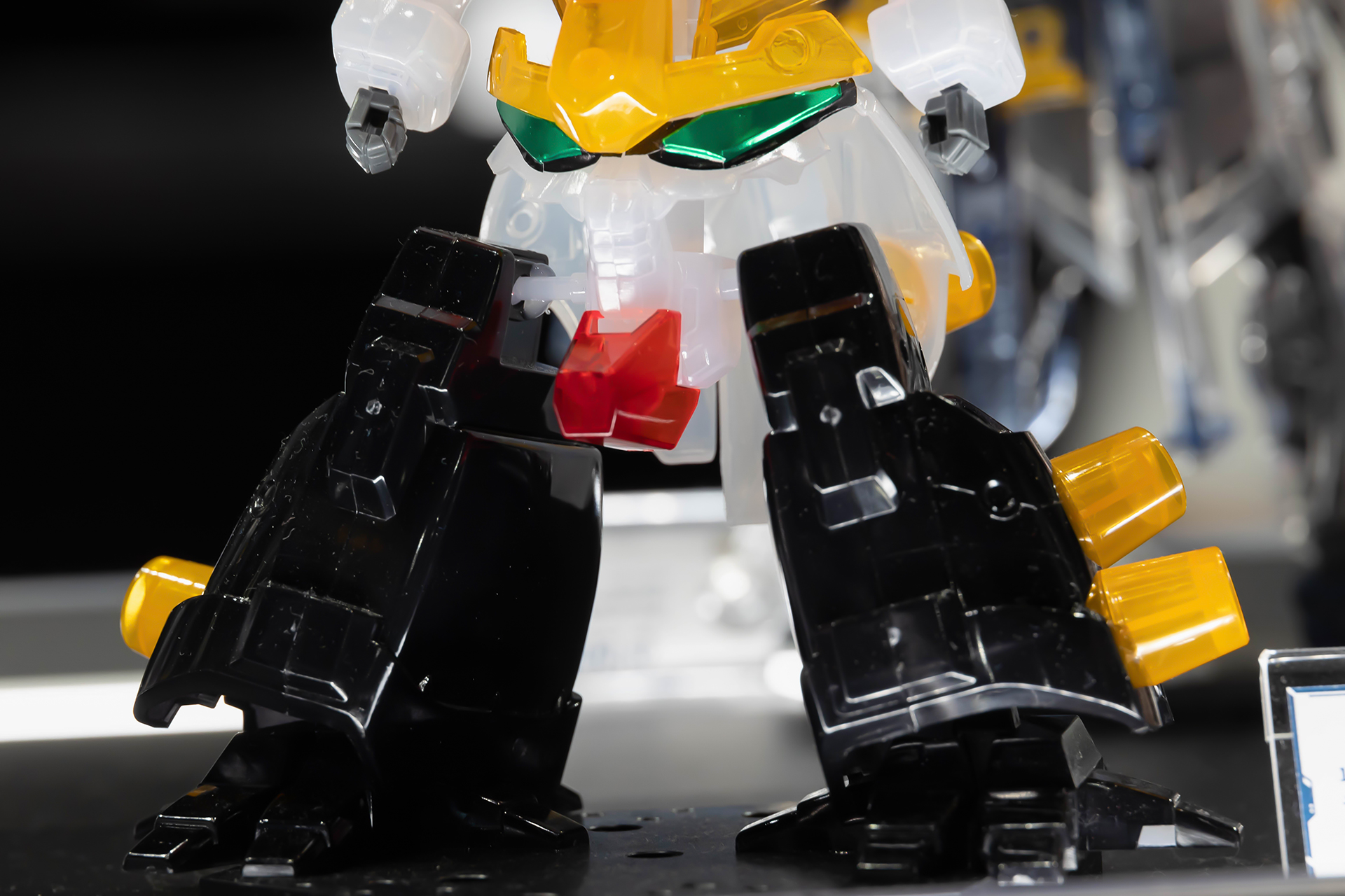 どっしりとしたデビルガンダムの足腰