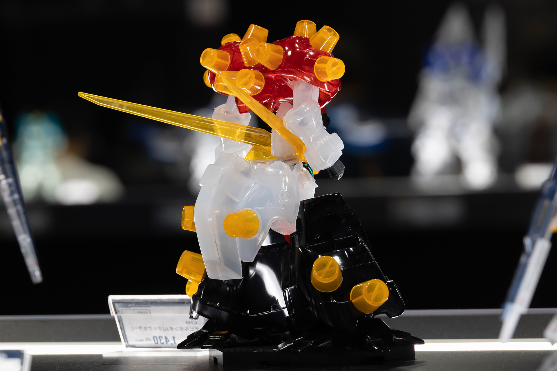 後方から見ると、このような形になっている。かなり凹凸物が多い印象だ