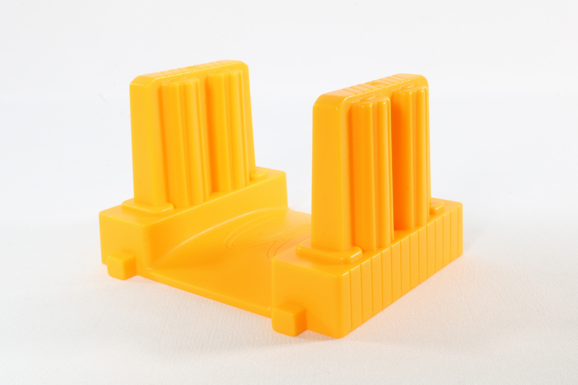 左右に巨大な戦車用のローラーを備えた洗車場