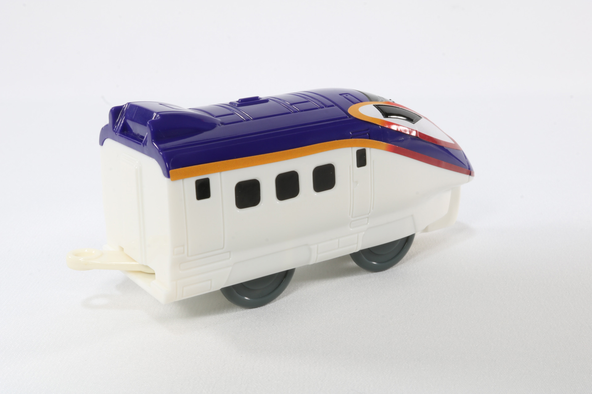 車体裏には車輪と前の連結部を出すためのスライドスイッチがある