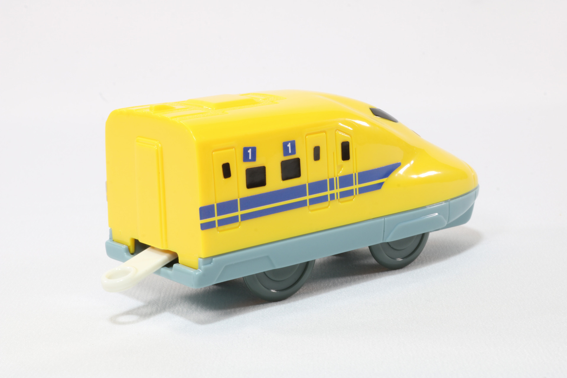 車体裏には車輪と前の連結部を出すためのスライドスイッチがある