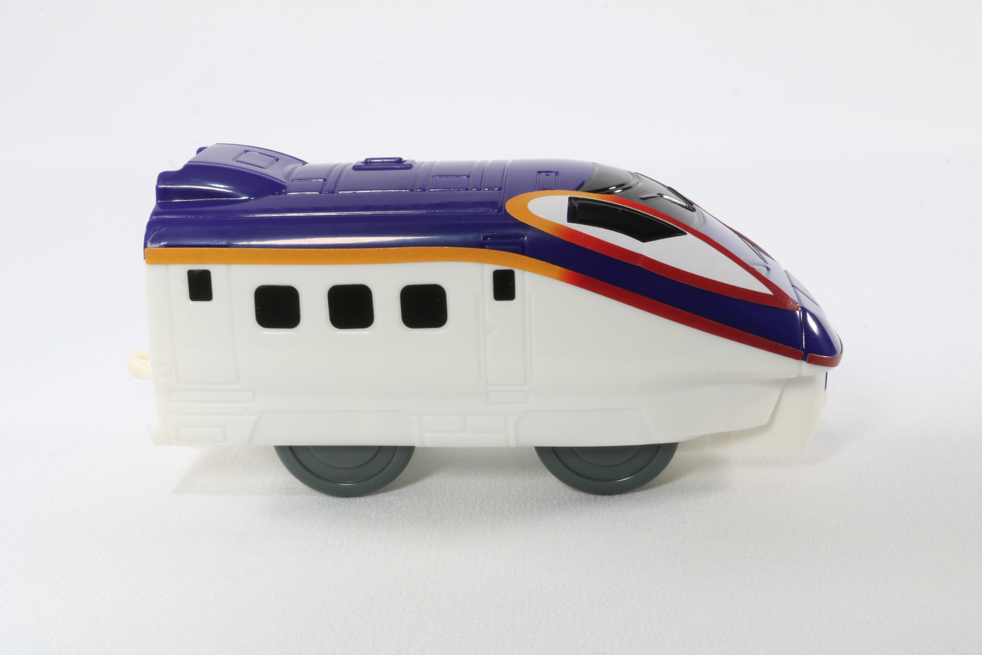 車体裏には車輪と前の連結部を出すためのスライドスイッチがある