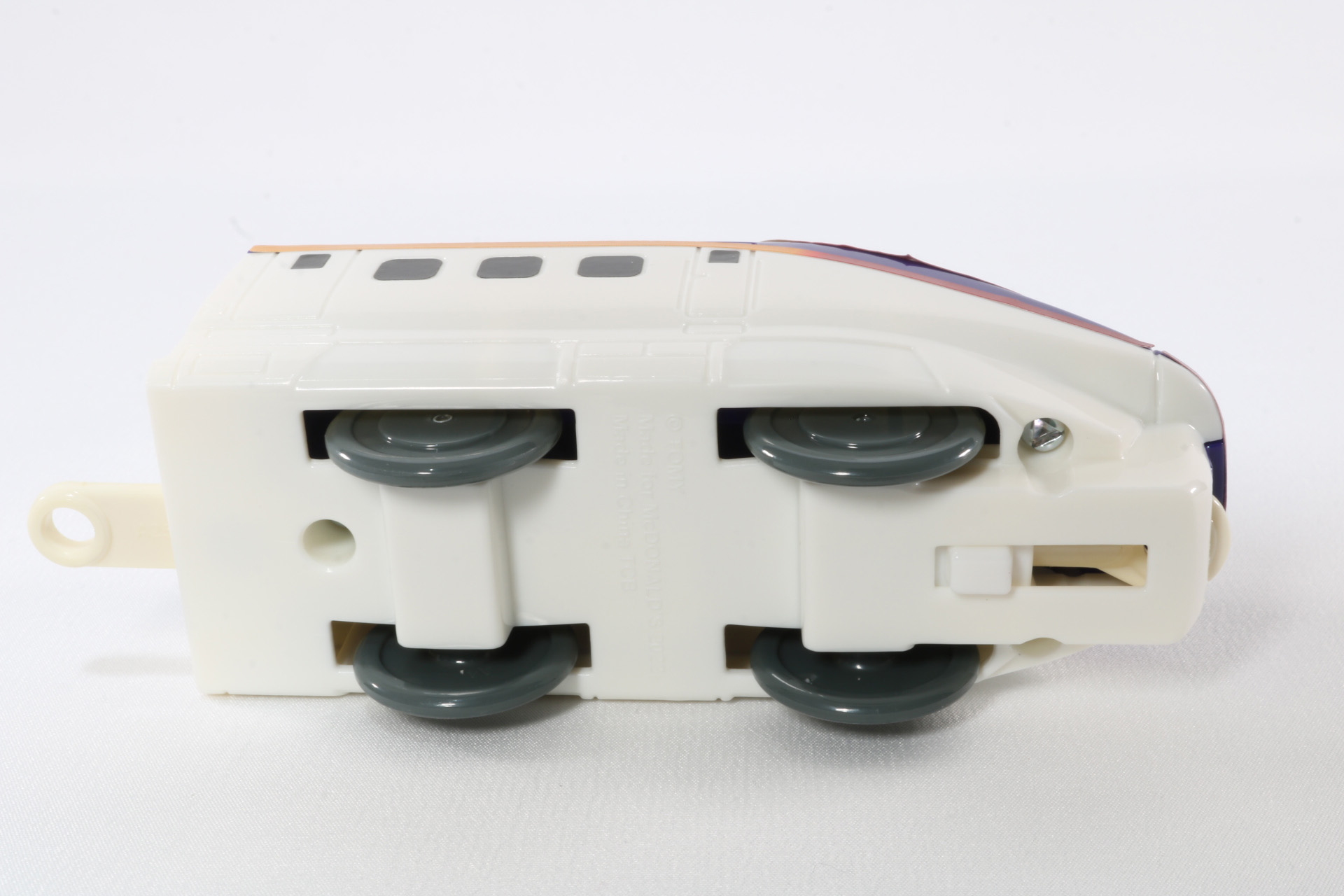 車体裏には車輪と前の連結部を出すためのスライドスイッチがある