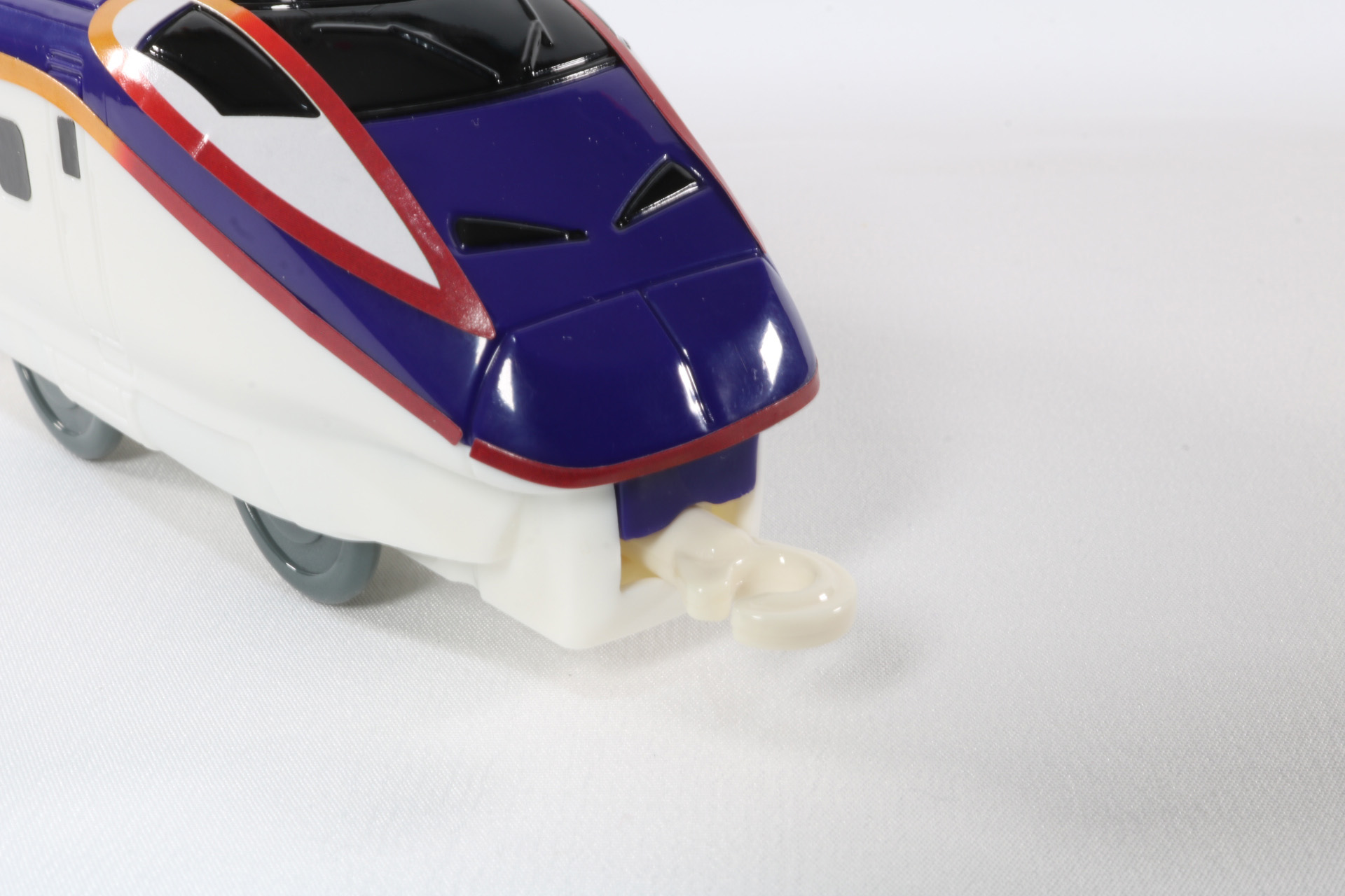 前の連結部は縦に回して別のプラレールに連結が可能