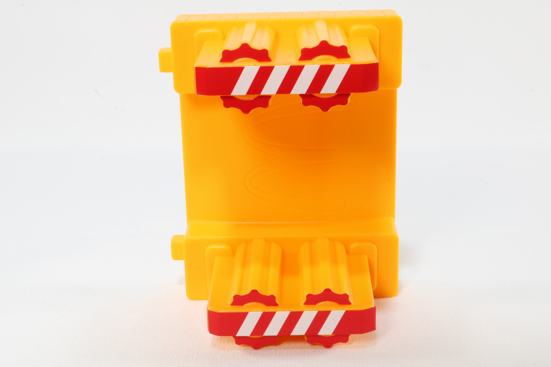 洗車場で車体を綺麗にする「E3系新幹線つばさ2000番代」