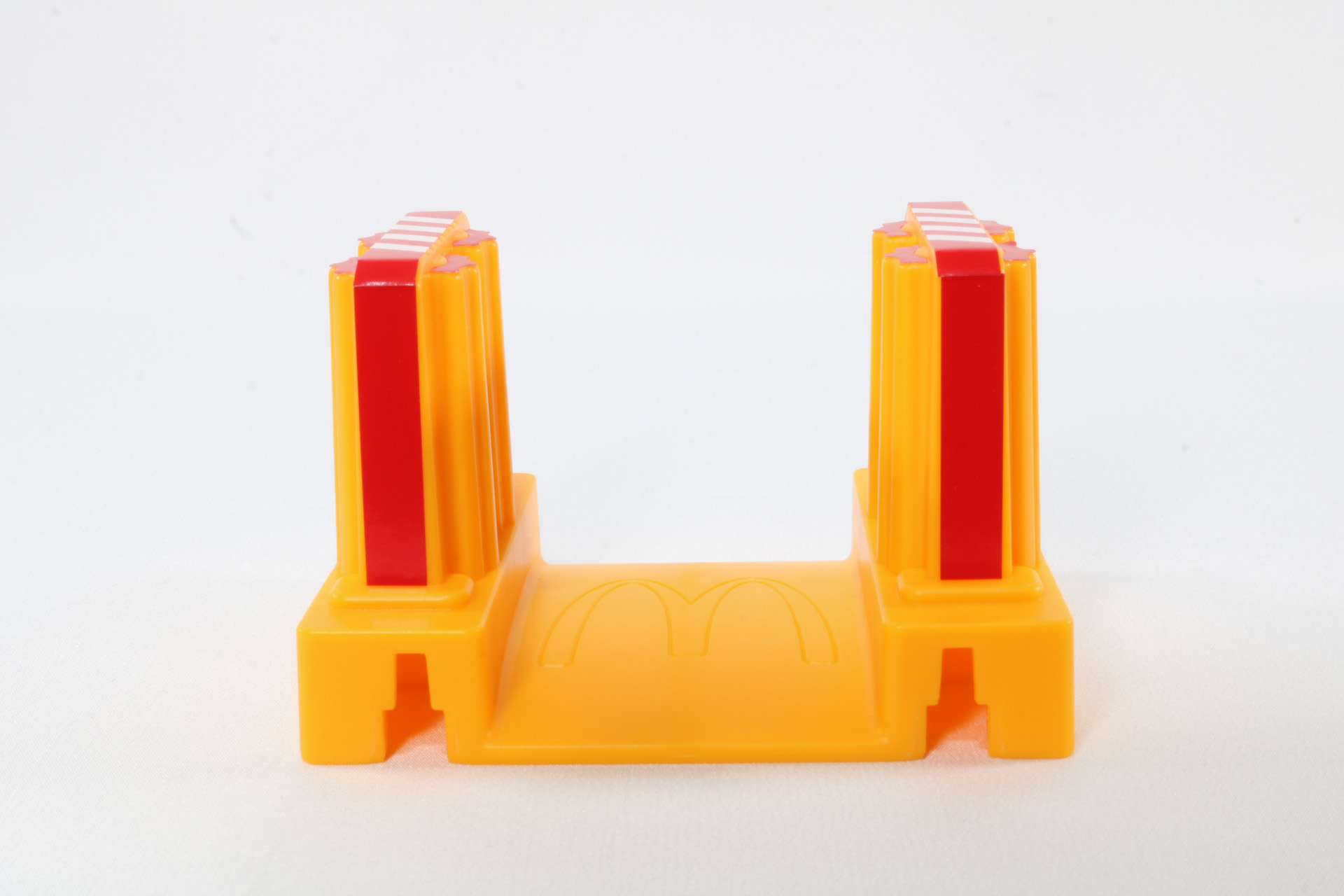 洗車場で車体を綺麗にする「E3系新幹線つばさ2000番代」