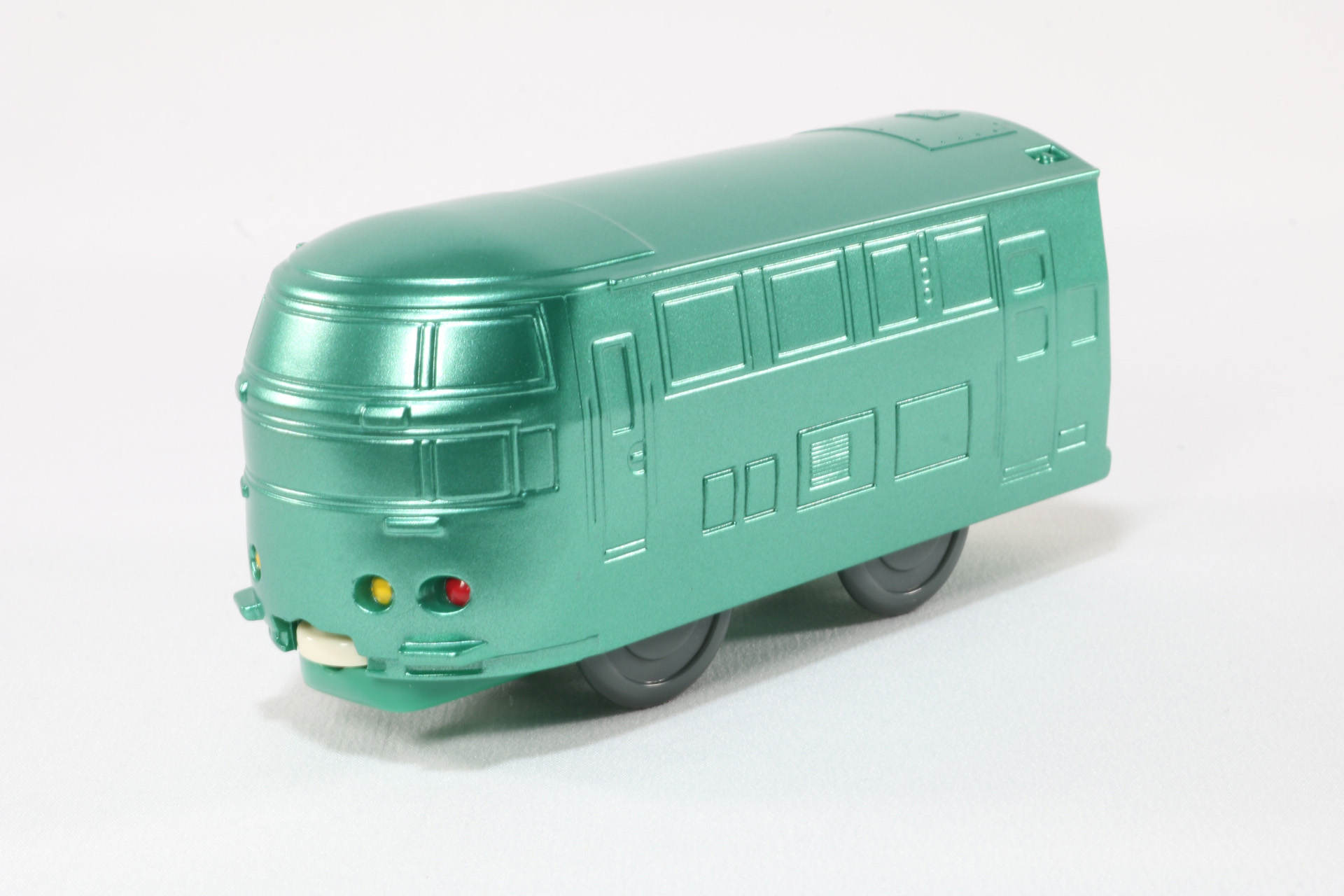 丸みのあるデザインと爽やかな緑色のカラーリングが美しい「JR九州ゆふいんの森」