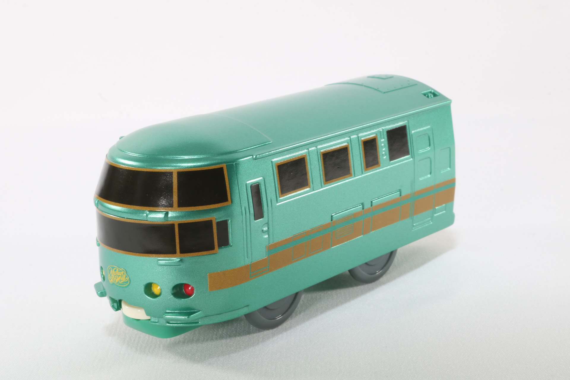 正面の特徴的なデザインや窓などがシールで表現されている