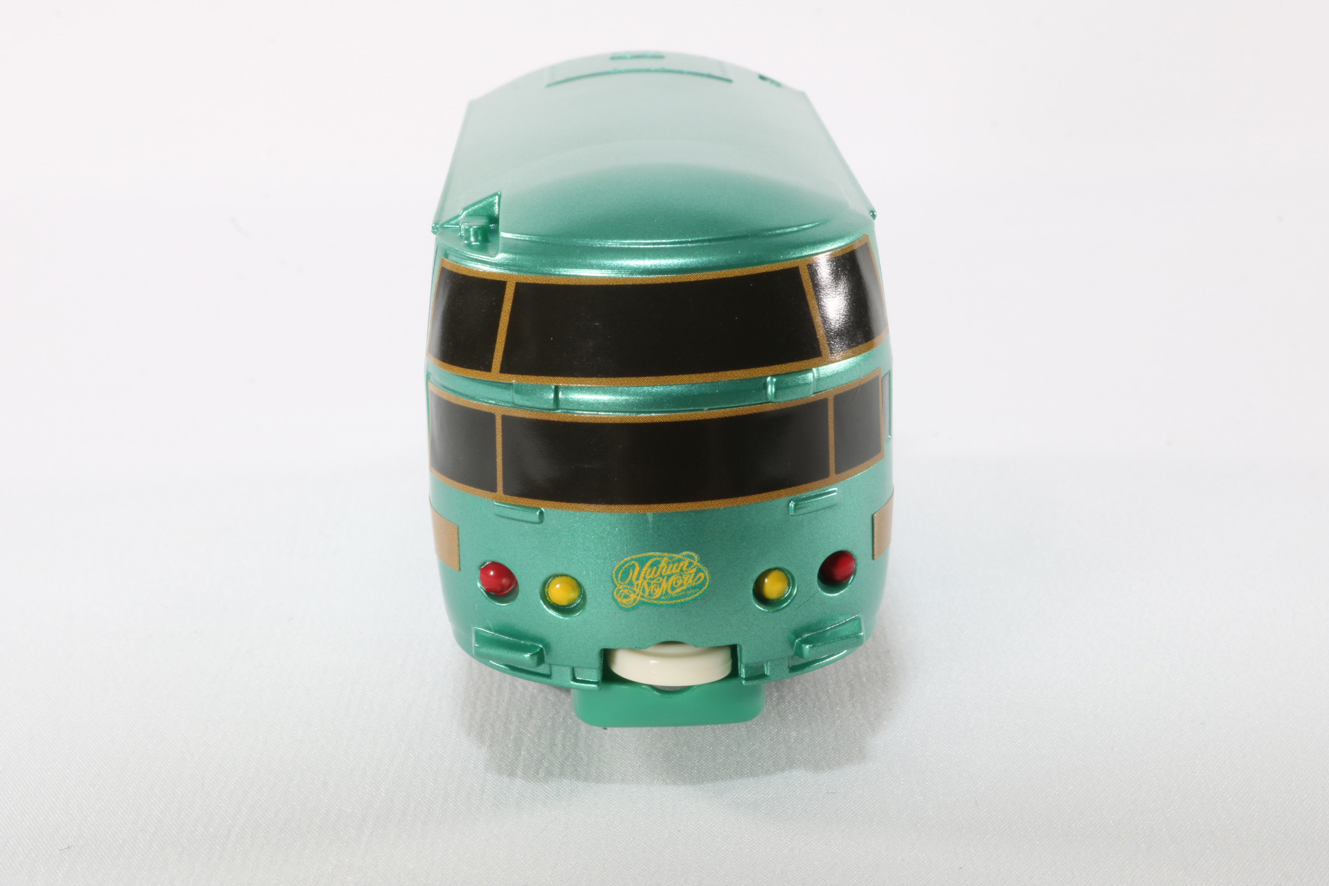 車体裏には車輪と前の連結部を出すためのスライドスイッチがある