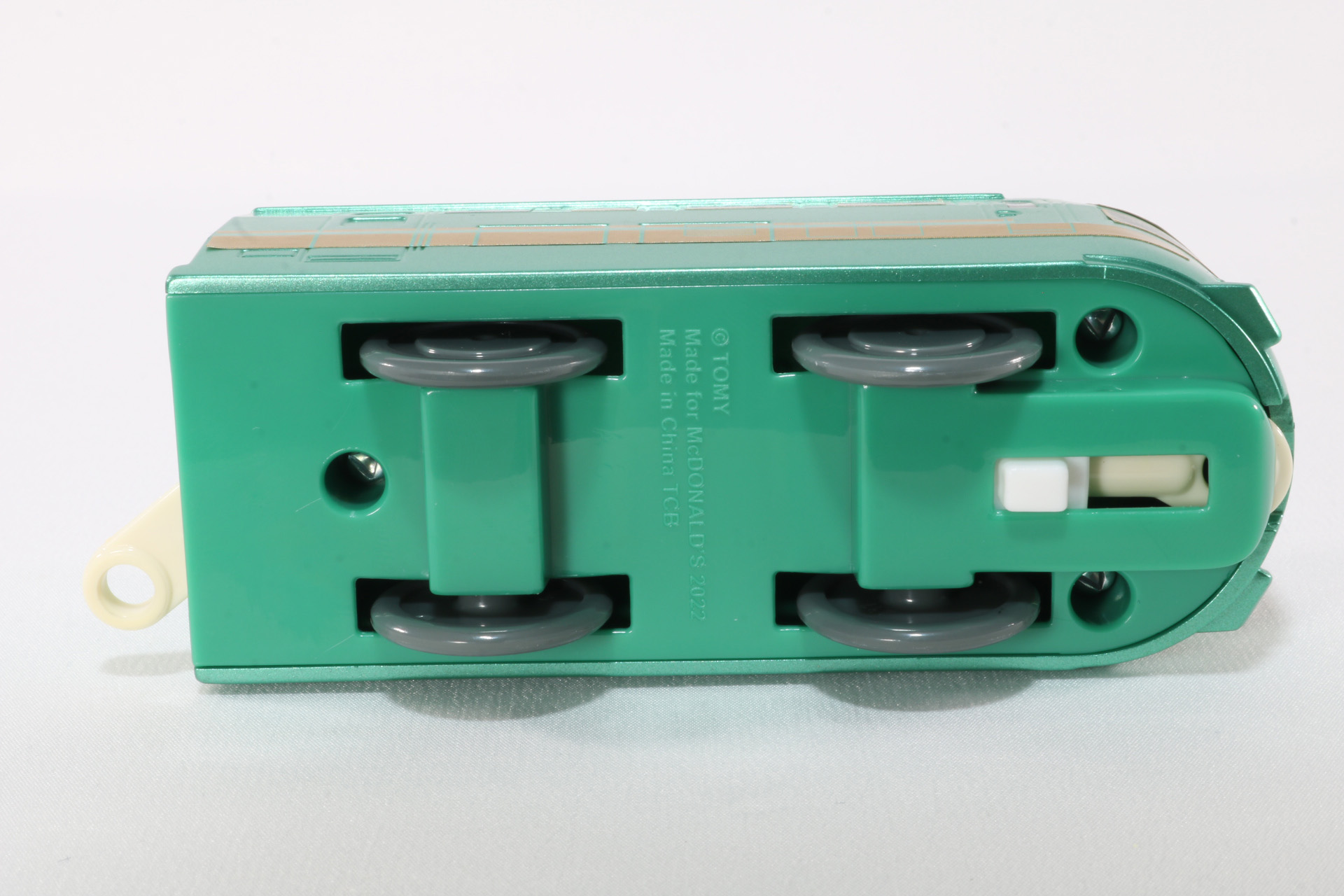 車体裏には車輪と前の連結部を出すためのスライドスイッチがある