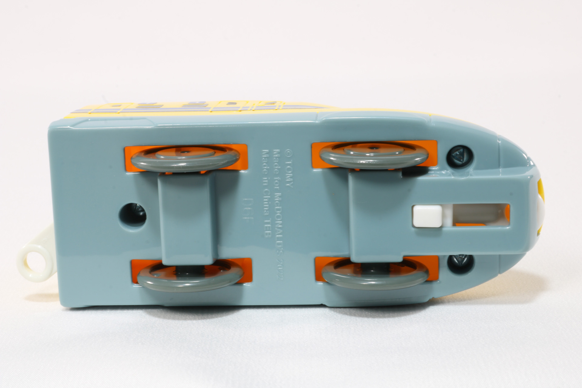 車体裏には車輪と前の連結部を出すためのスライドスイッチがある