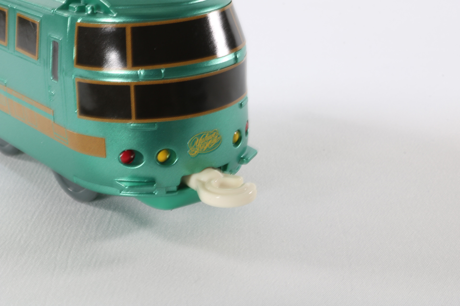 前の連結部は縦に回して別のプラレールに連結が可能