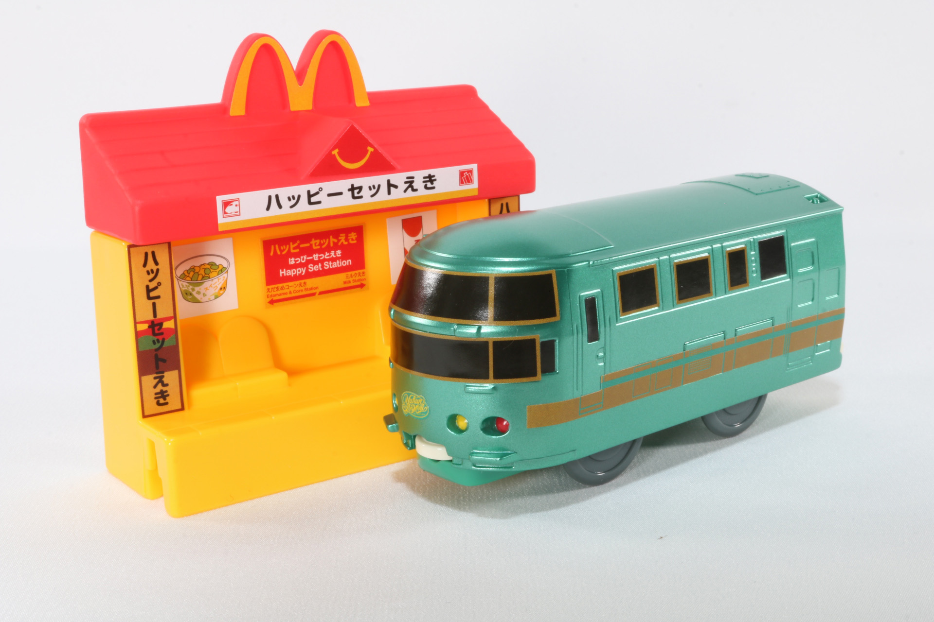 ハッピーセット駅に入っていく「JR九州ゆふいんの森」