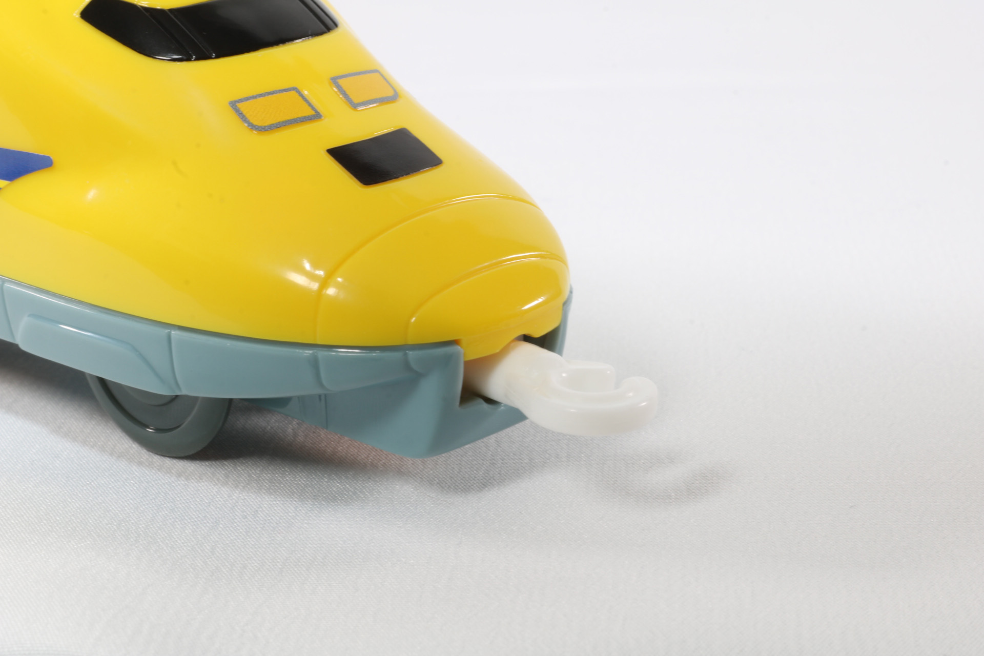 前の連結部は縦に回して別のプラレールに連結が可能