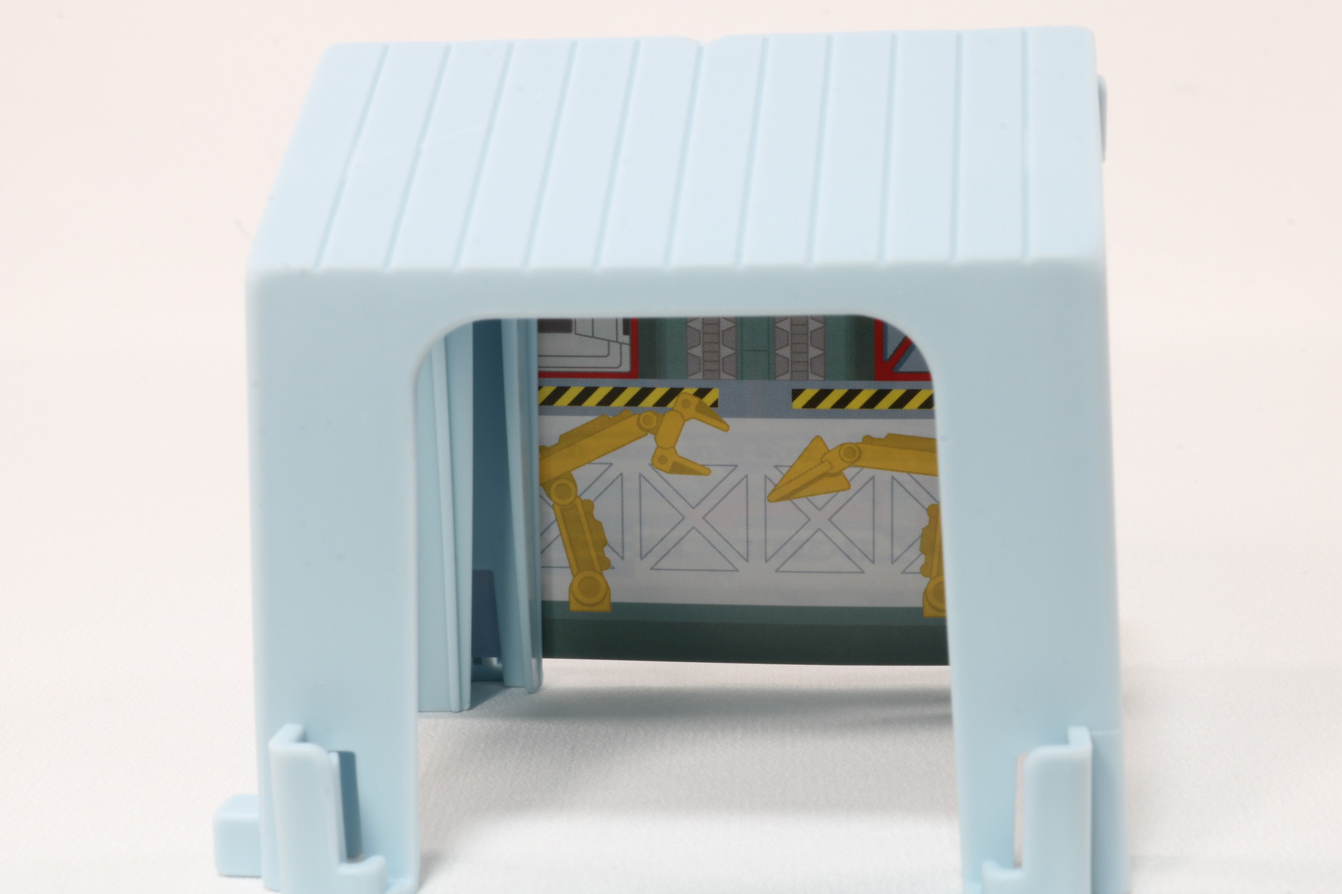 内側は車両を点検するような雰囲気に