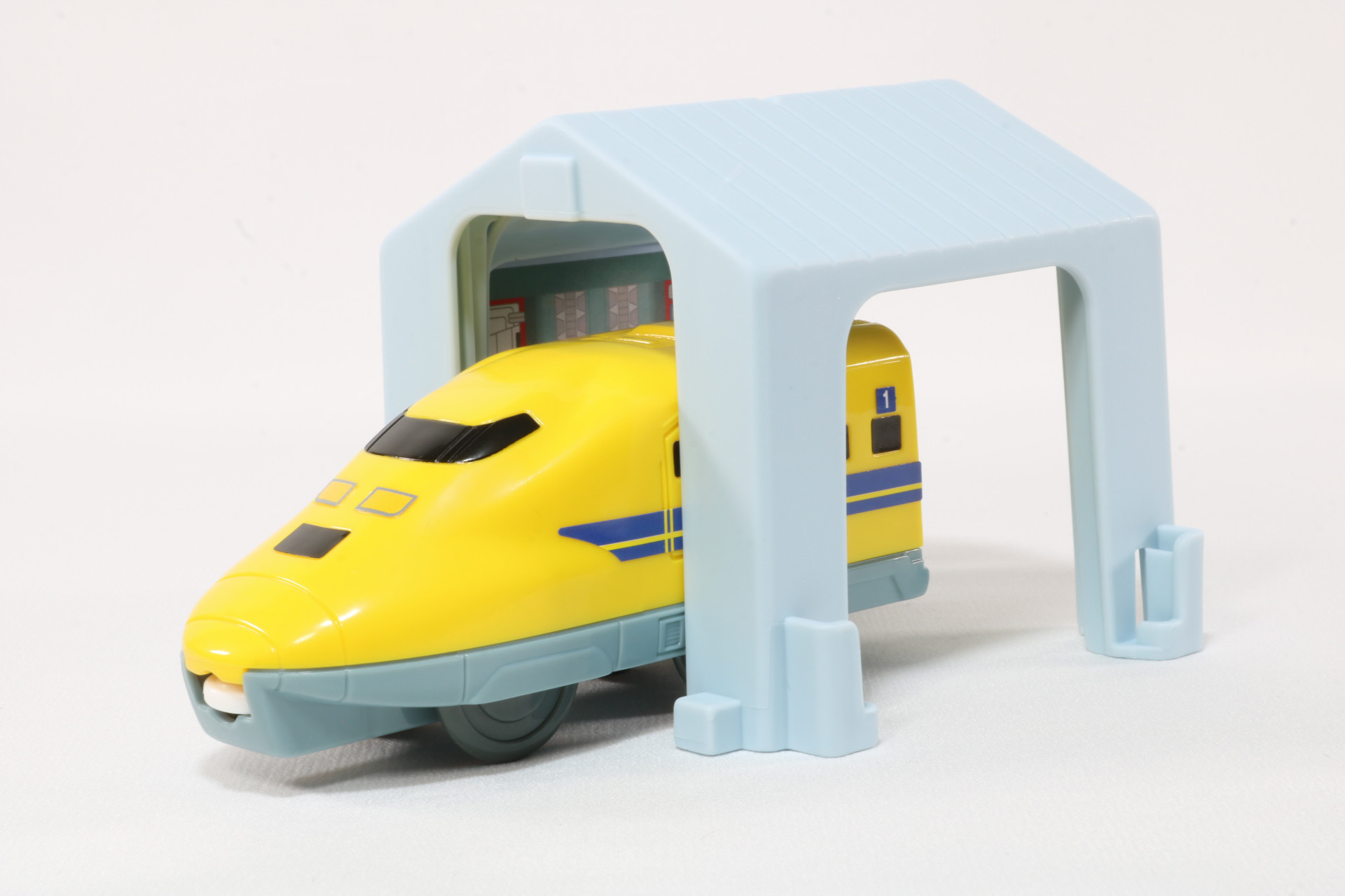 車両工場から「ドクターイエロー」出発