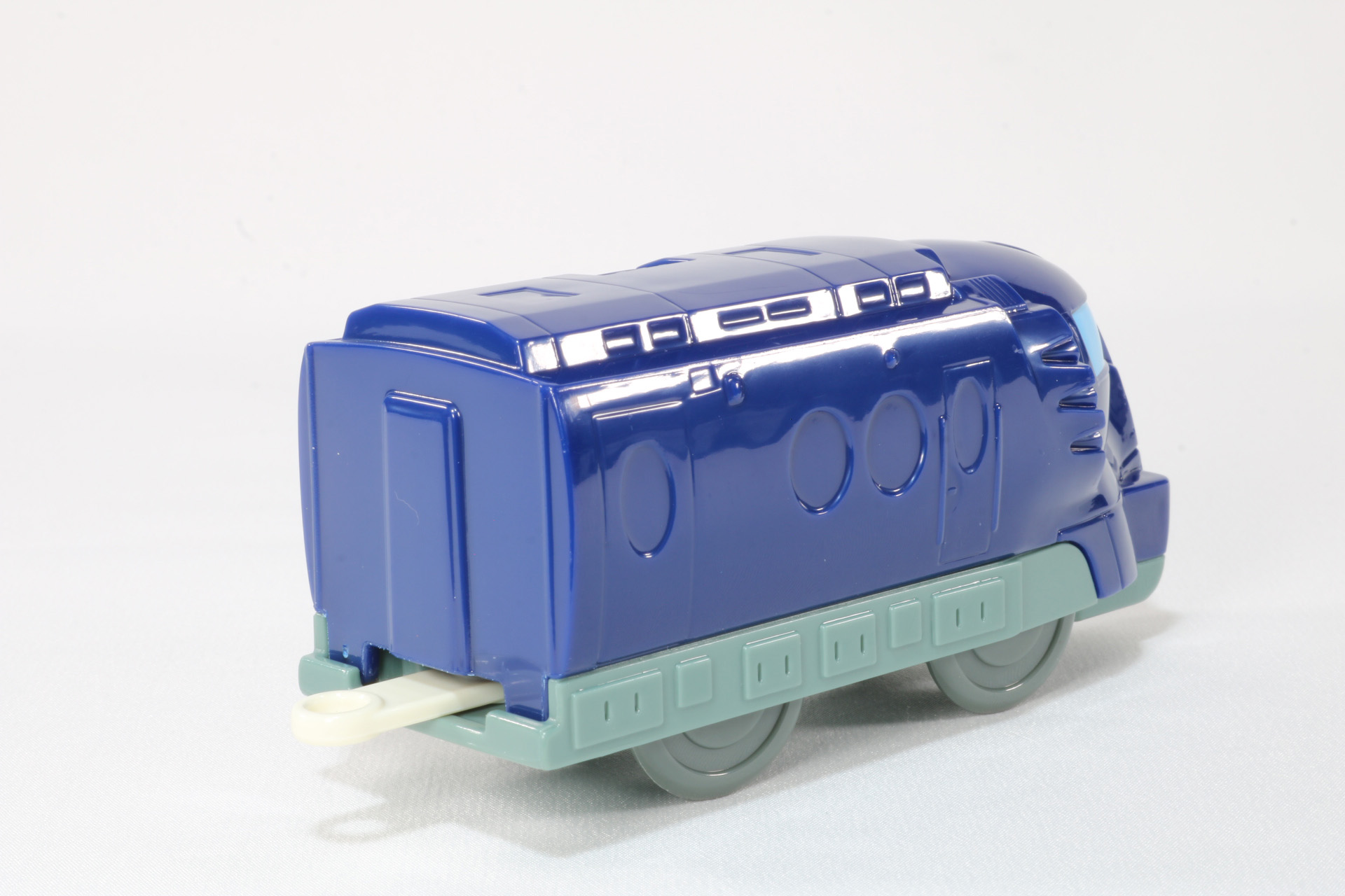 踏切は信号部分を取りつけて組み立てる