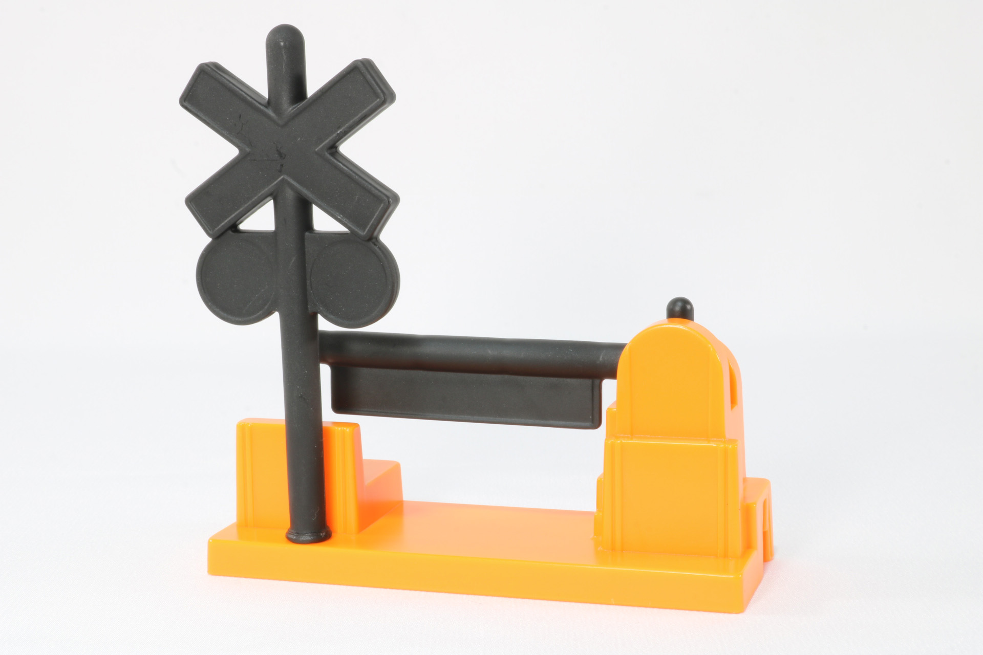 踏切は信号部分を取りつけて組み立てる