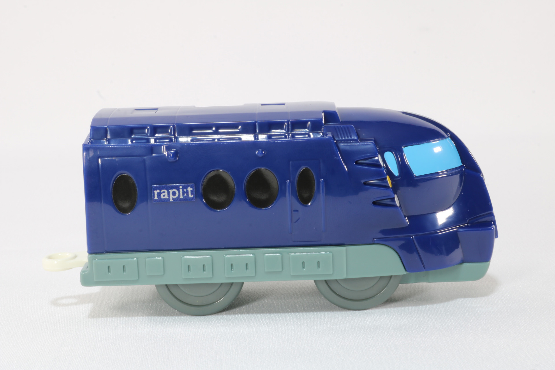 車体裏には車輪と前の連結部を出すためのスライドスイッチがある