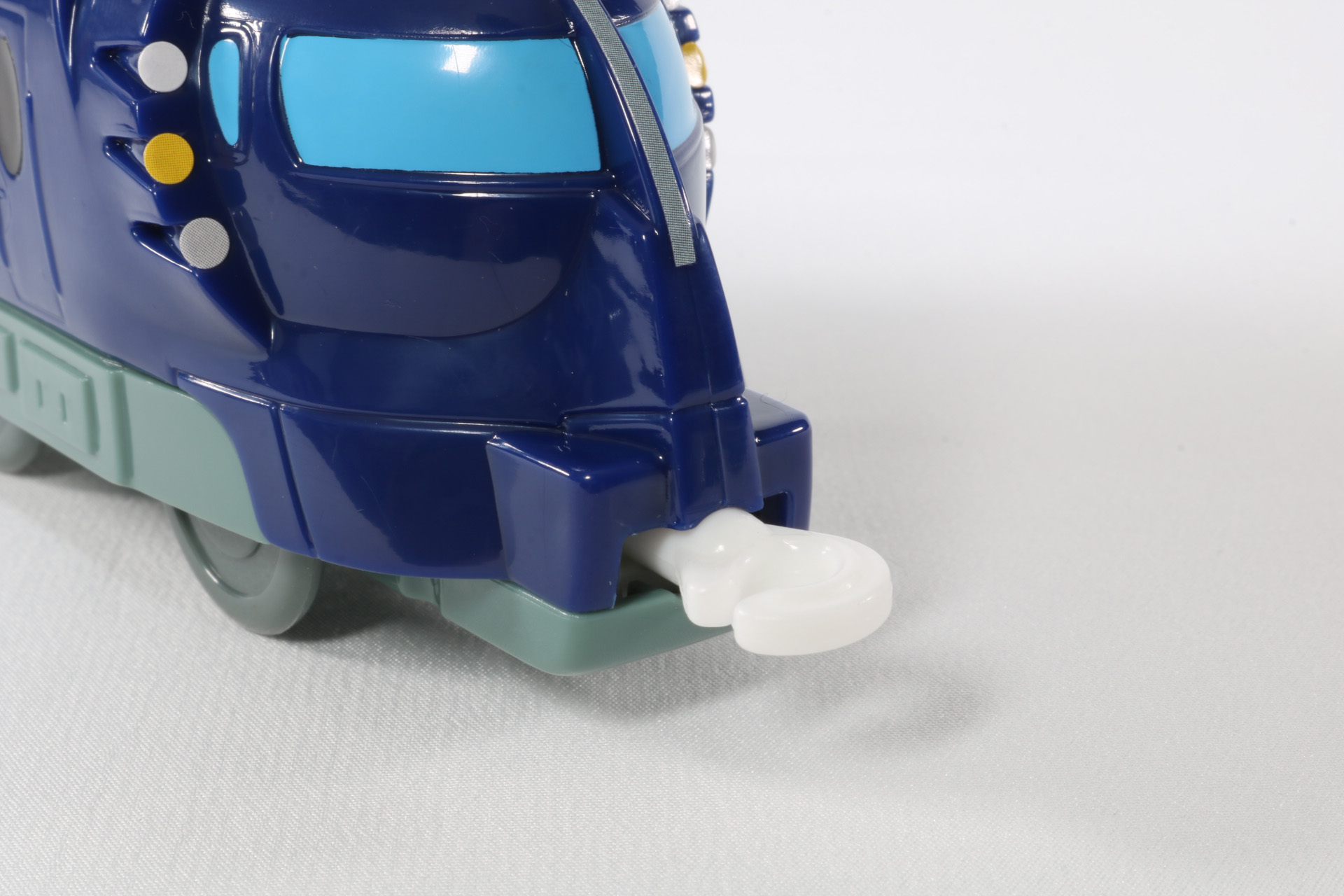 前の連結部は縦に回して別のプラレールに連結が可能