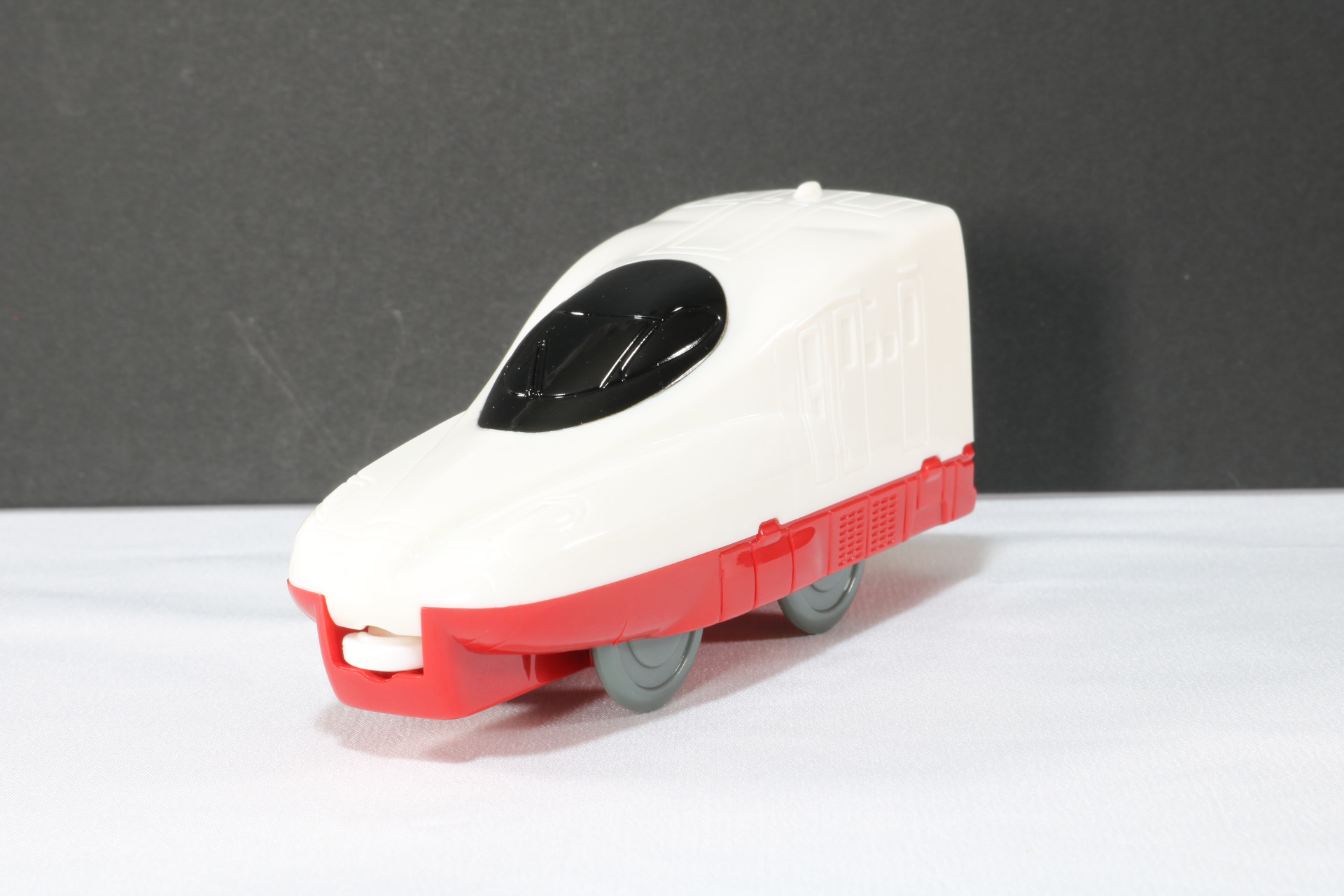 白と赤の車体や流麗な車体が再現されている