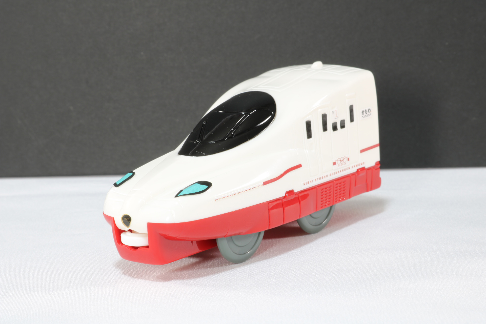 シールを貼ることでライトや車体のラインが追加される