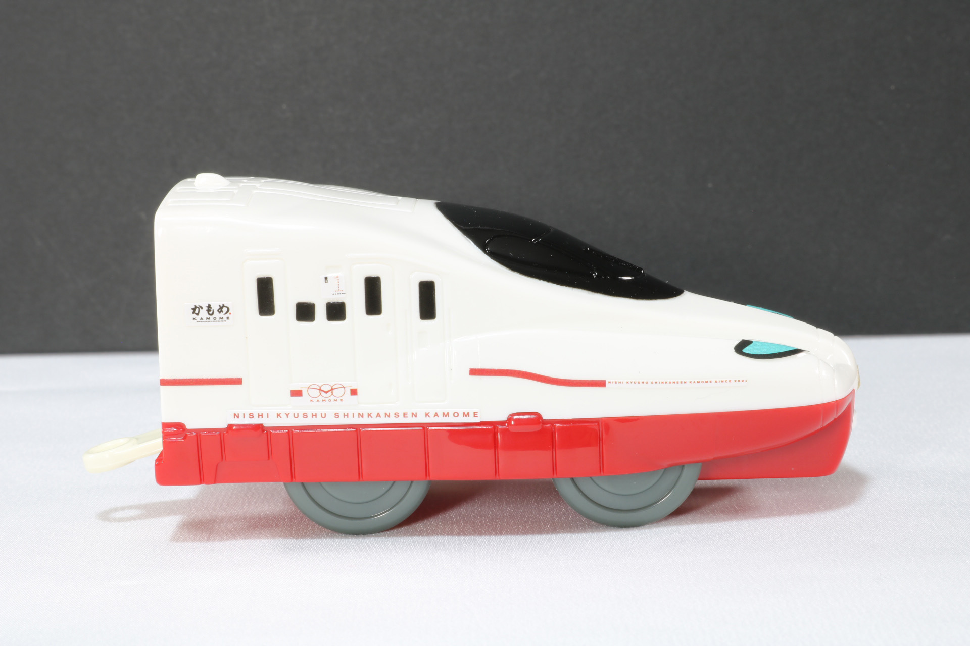 車体裏には車輪と前の連結部を出すためのスライドスイッチがある