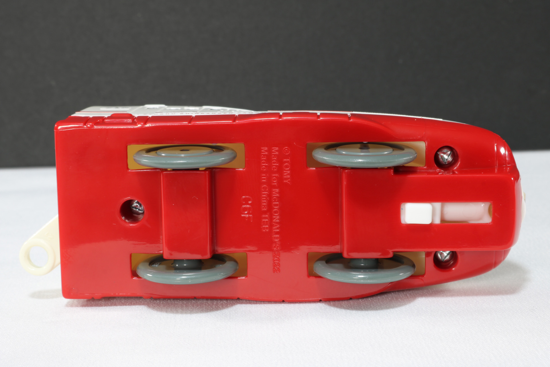 車体裏には車輪と前の連結部を出すためのスライドスイッチがある