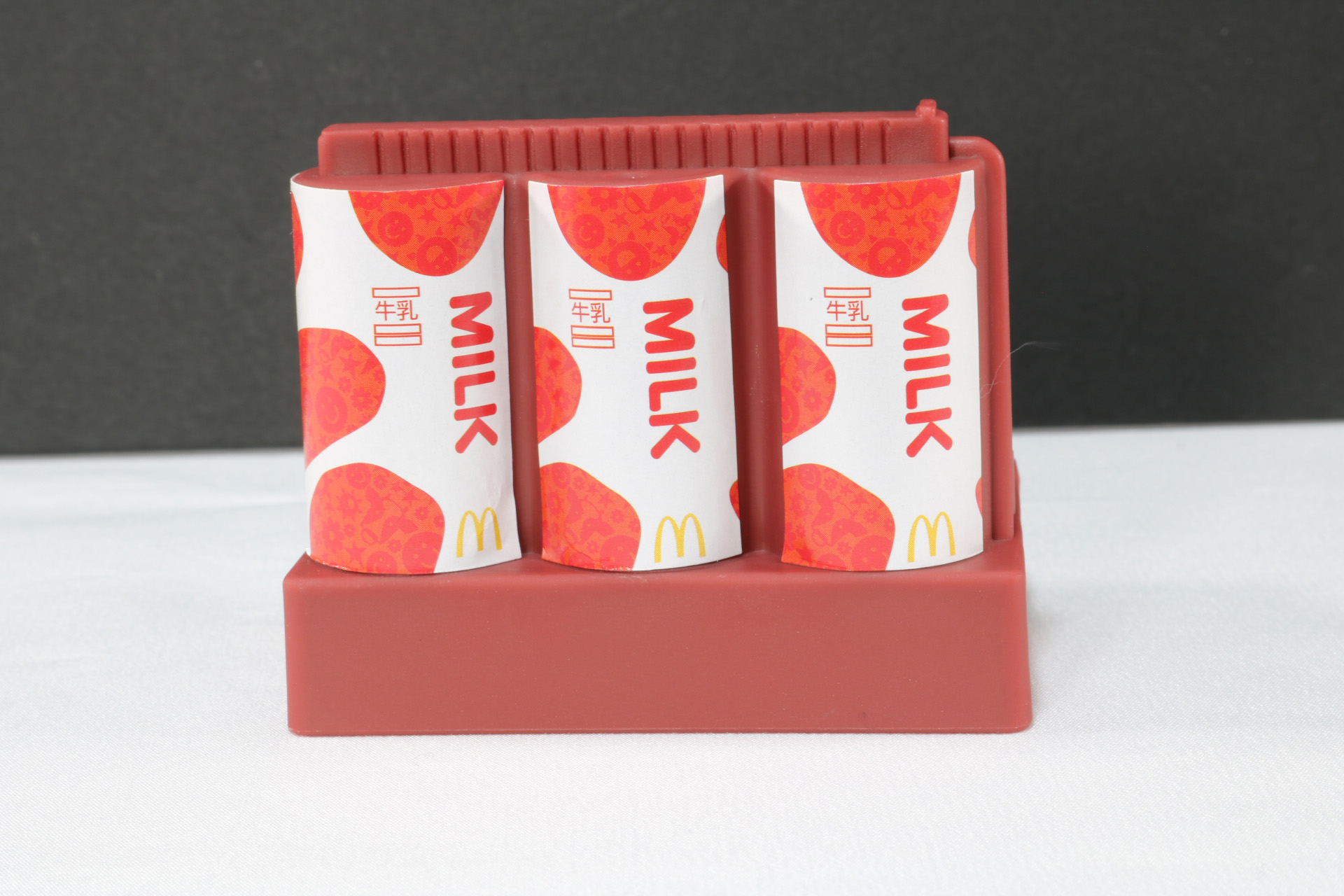 ミルク工場のそばを通過する「西九州新幹線N700Sかもめ」