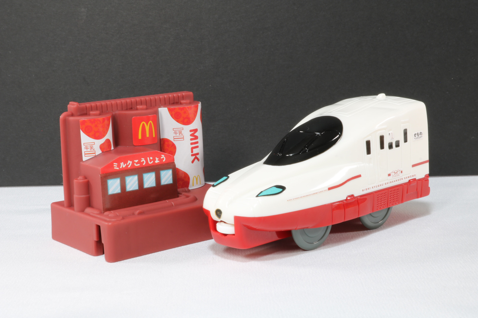 ミルク工場のそばを通過する「西九州新幹線N700Sかもめ」