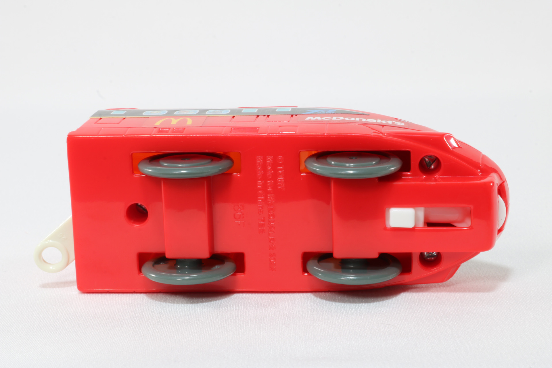 車体裏には車輪と前の連結部を出すためのスライドスイッチがある