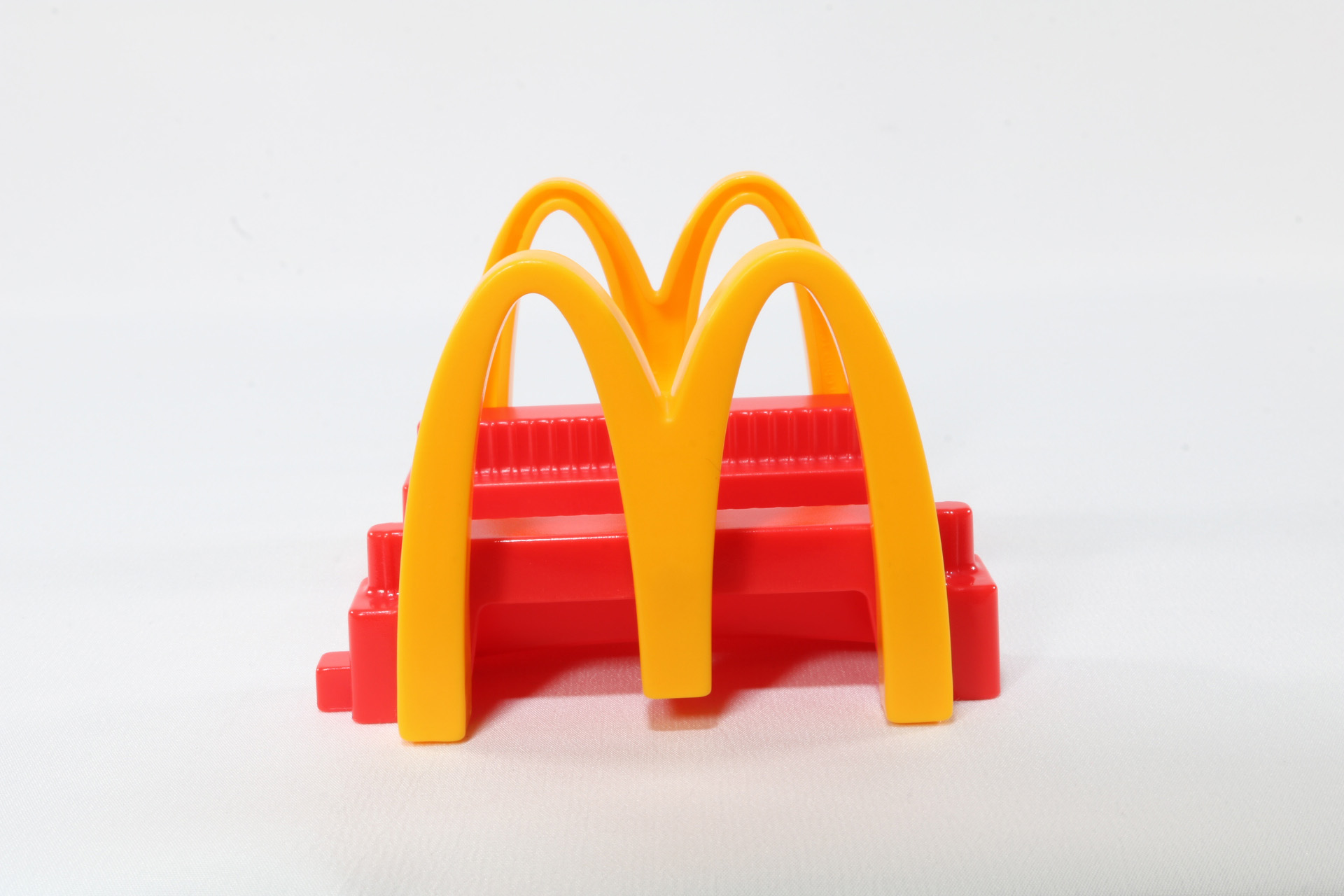 橋を通過する「E6系新幹線こまち」