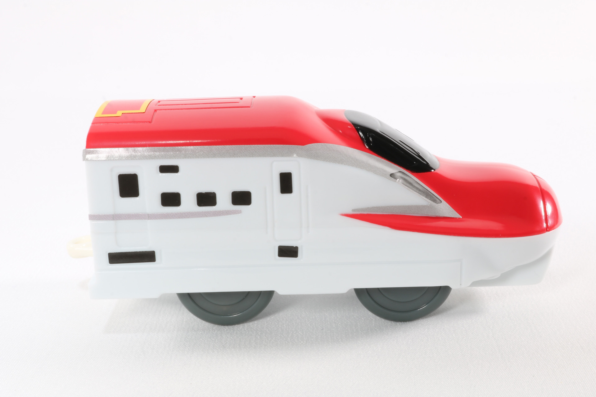 車体裏には車輪と前の連結部を出すためのスライドスイッチがある