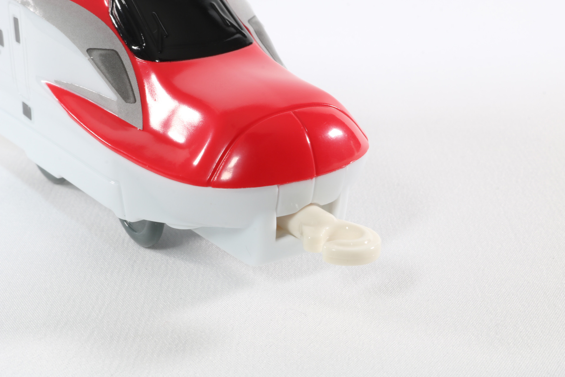 前の連結部は縦に回して別のプラレールに連結が可能