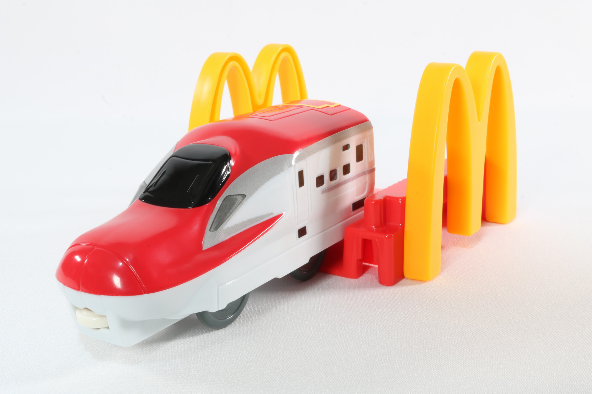 橋を通過する「E6系新幹線こまち」