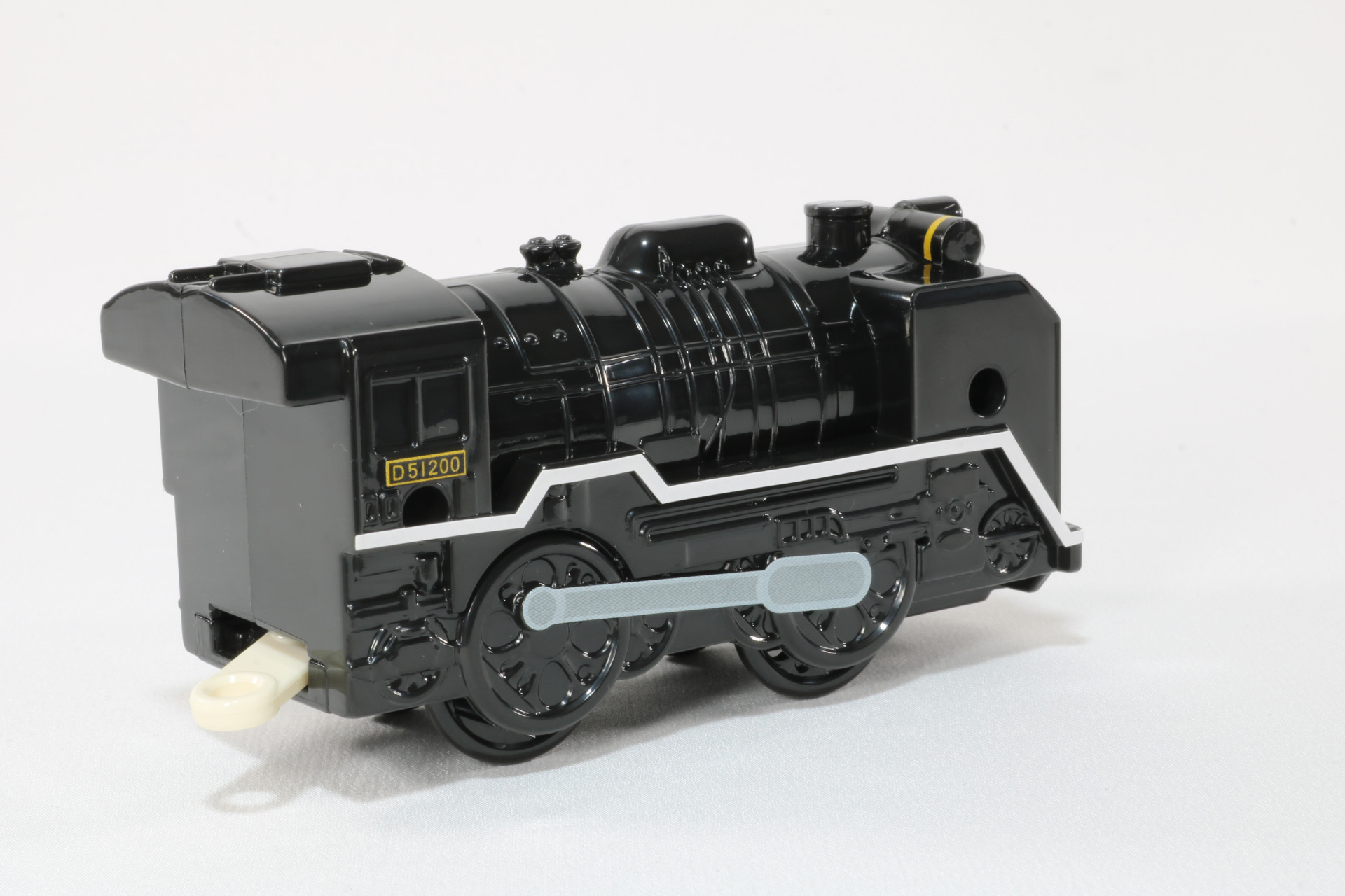 車体裏には車輪と前の連結部を出すためのスライドスイッチがある