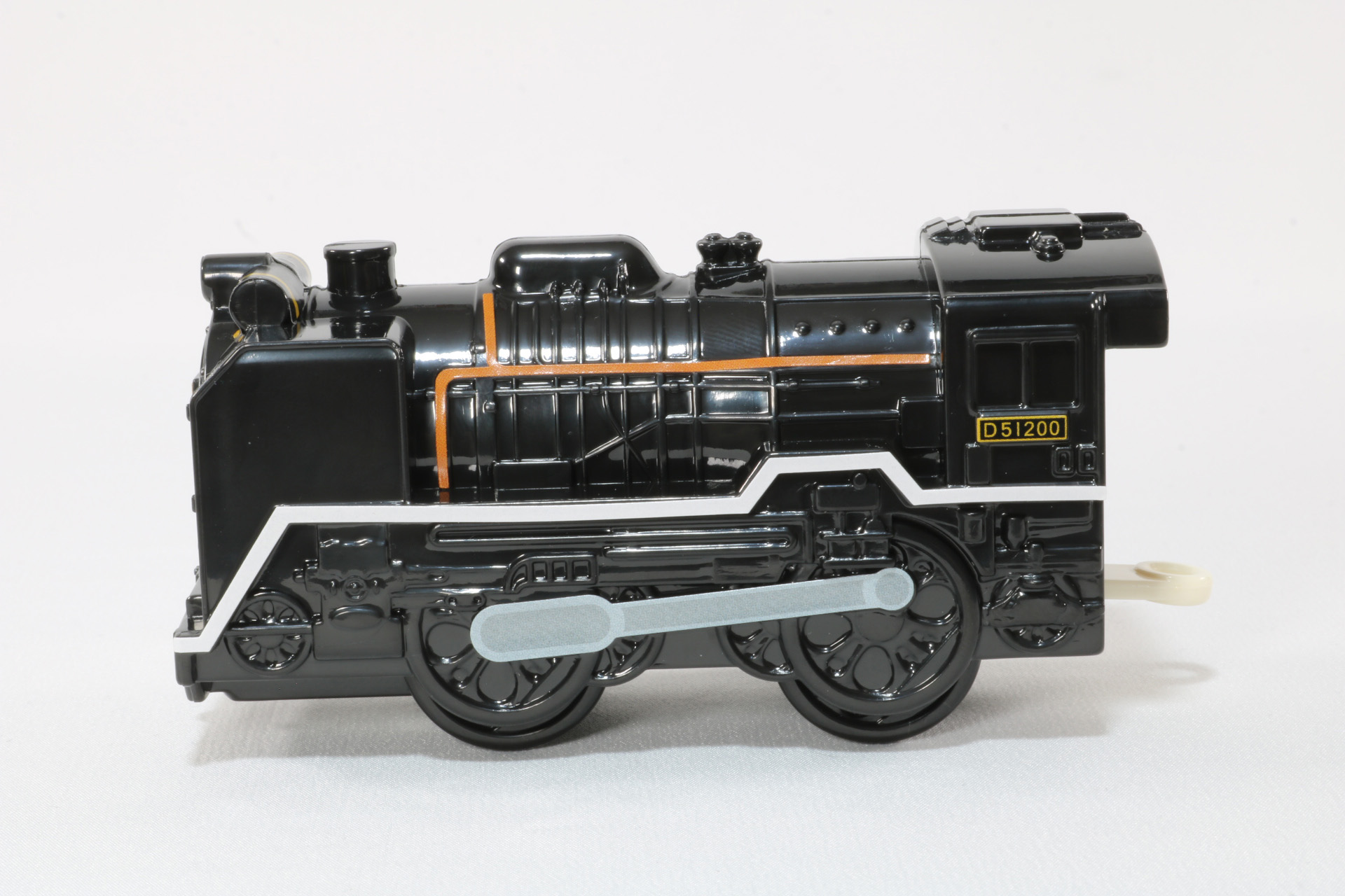 車体裏には車輪と前の連結部を出すためのスライドスイッチがある