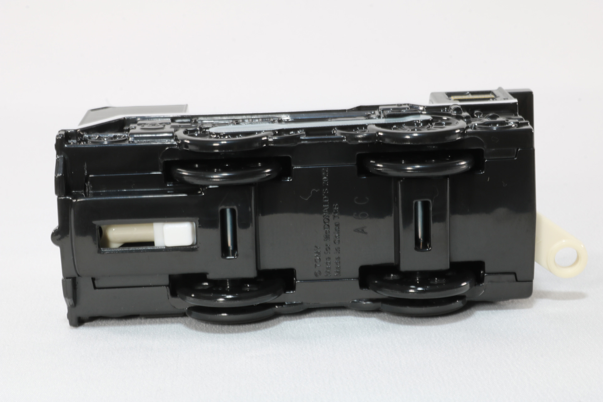 車体裏には車輪と前の連結部を出すためのスライドスイッチがある