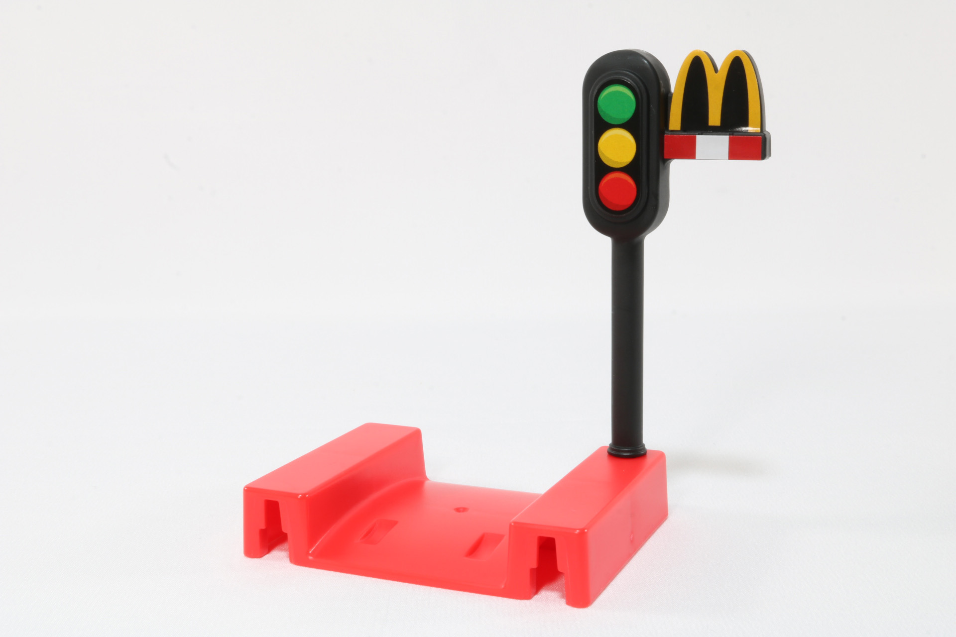 マクドナルド信号は信号機の横にマクドナルドマークが表現されている