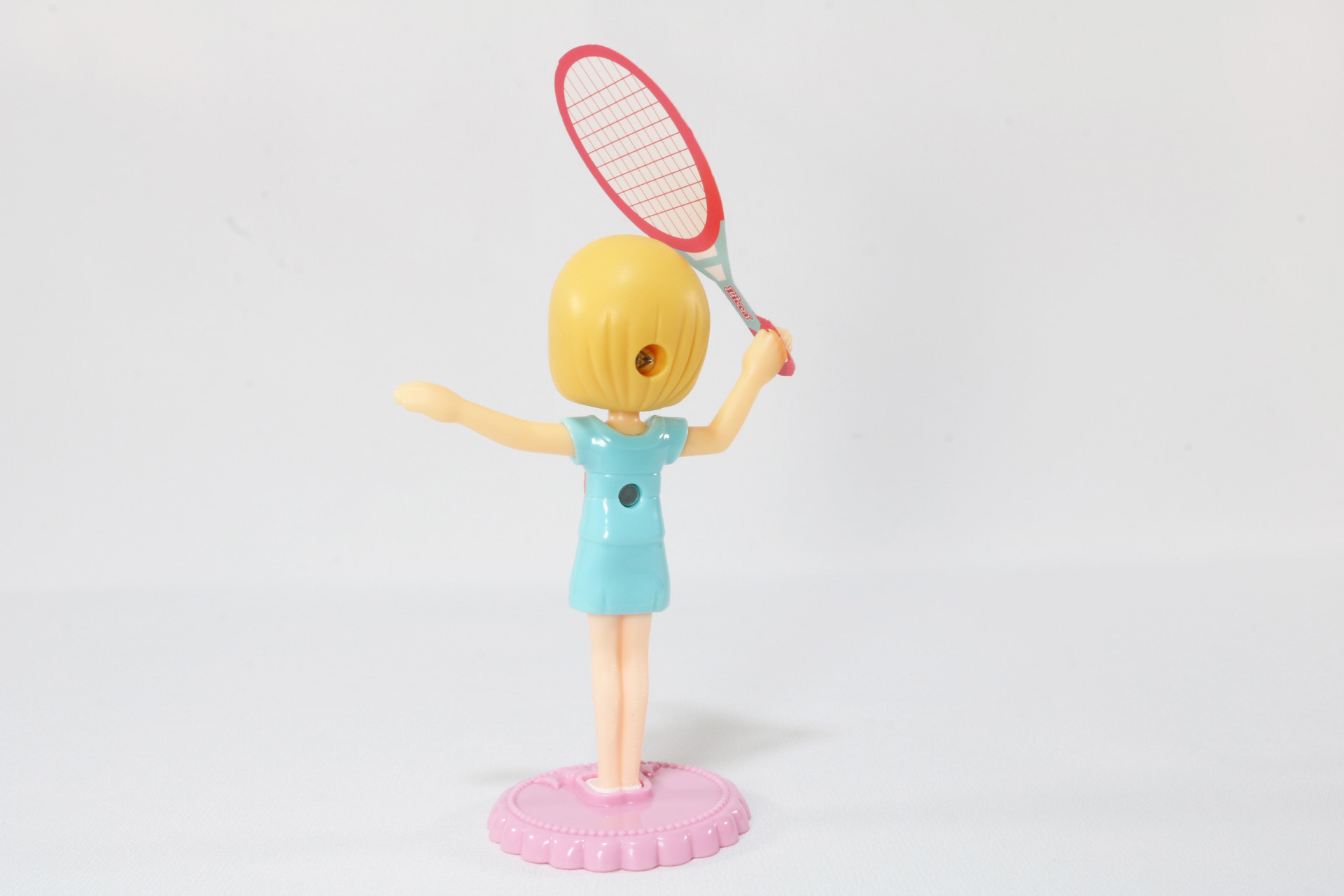 ナース服を正面と後ろから挟み込んで着せ替え、ナース帽をかぶせる