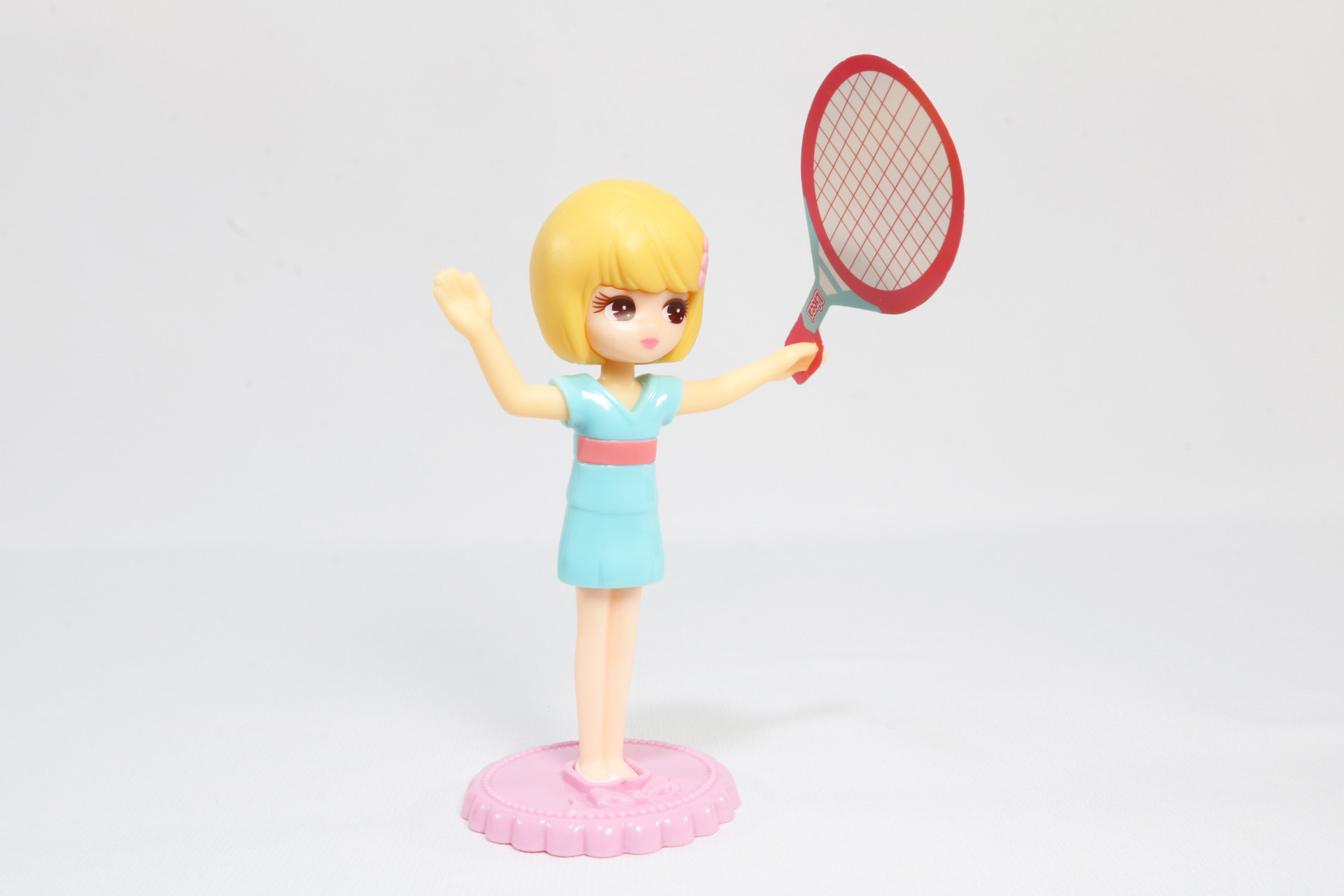 ナース服を正面と後ろから挟み込んで着せ替え、ナース帽をかぶせる