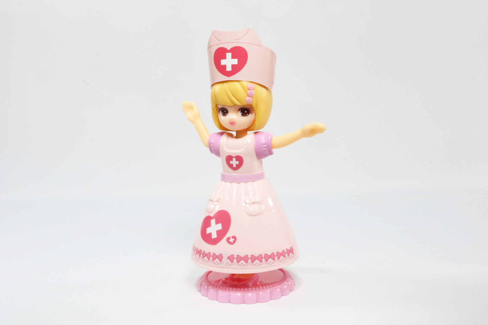 ナース服を正面と後ろから挟み込んで着せ替え、ナース帽をかぶせる