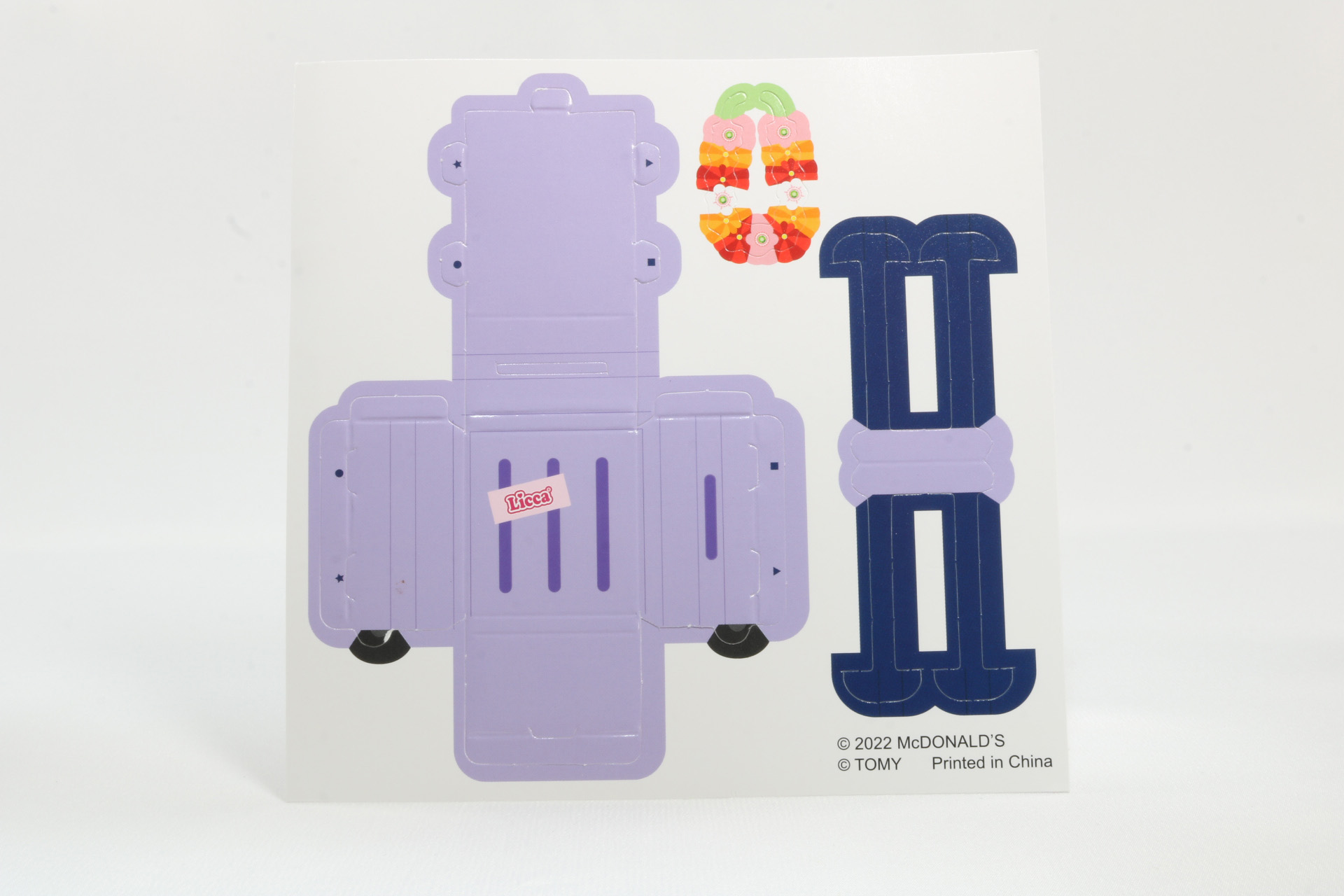 紙パーツは首飾りとバッグ