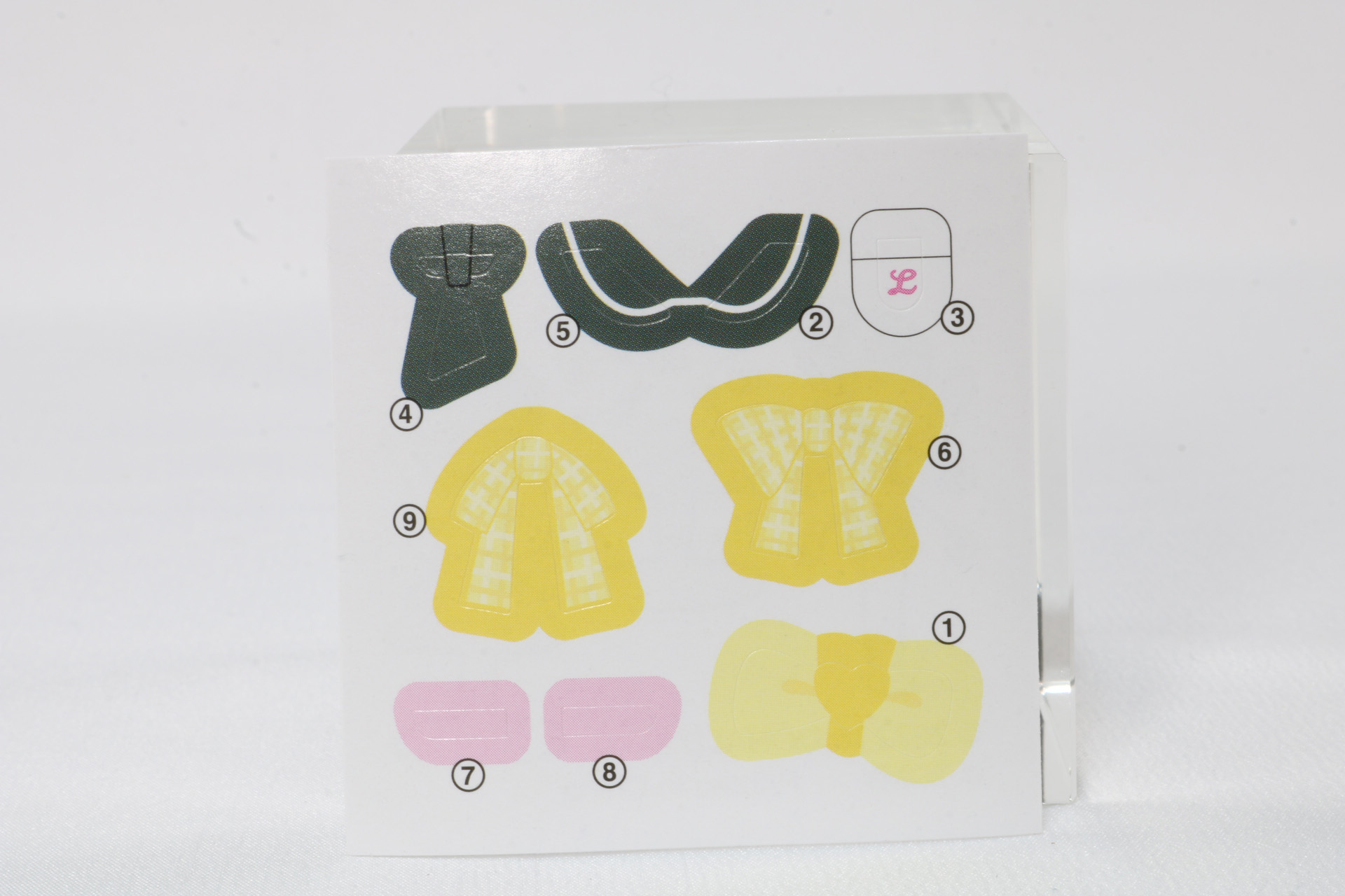 シールはスクールユニフォームの襟やアイドルのリボンなどがついている