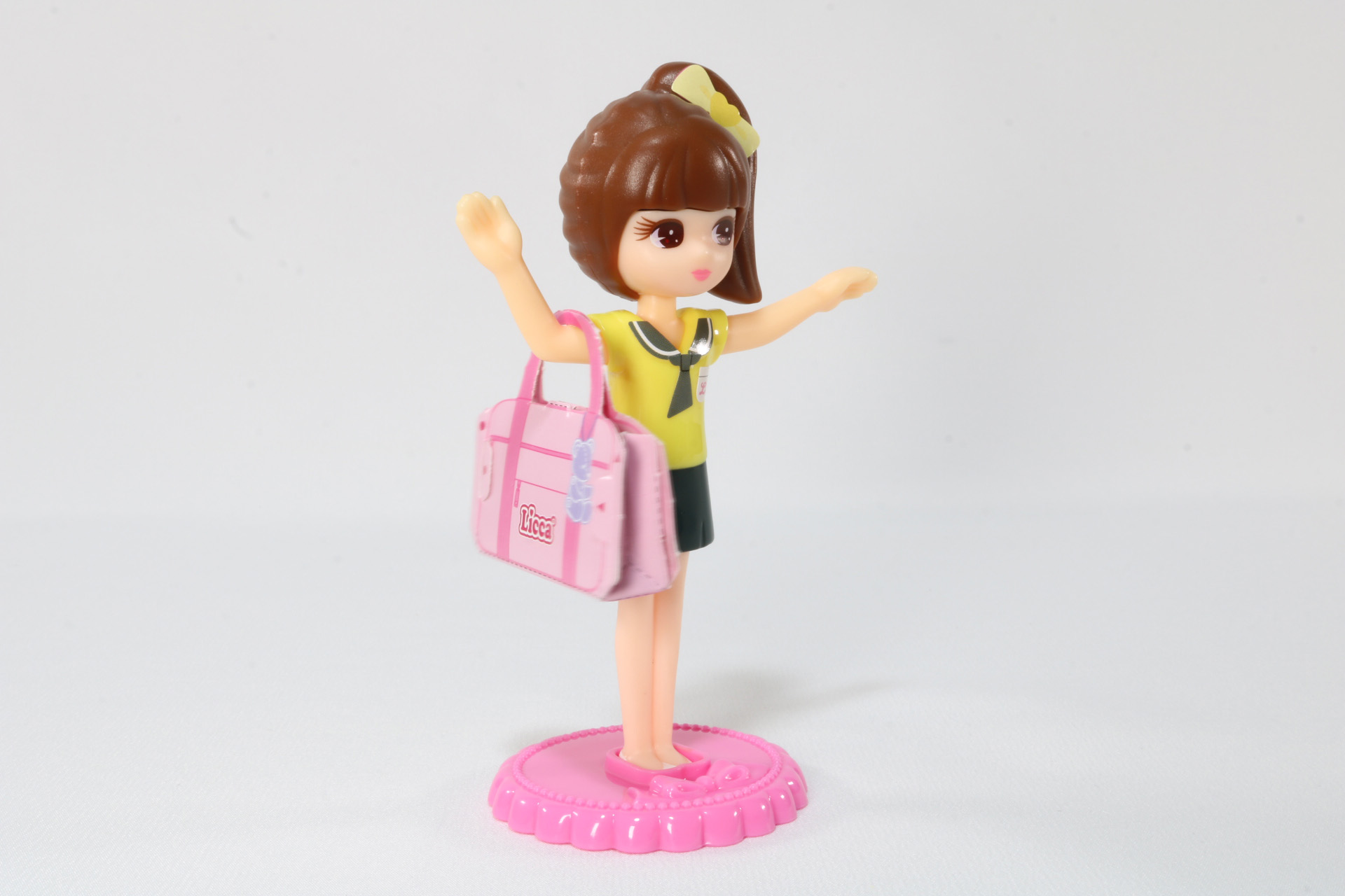 おしゃれな通勤バッグを持ったリカちゃん