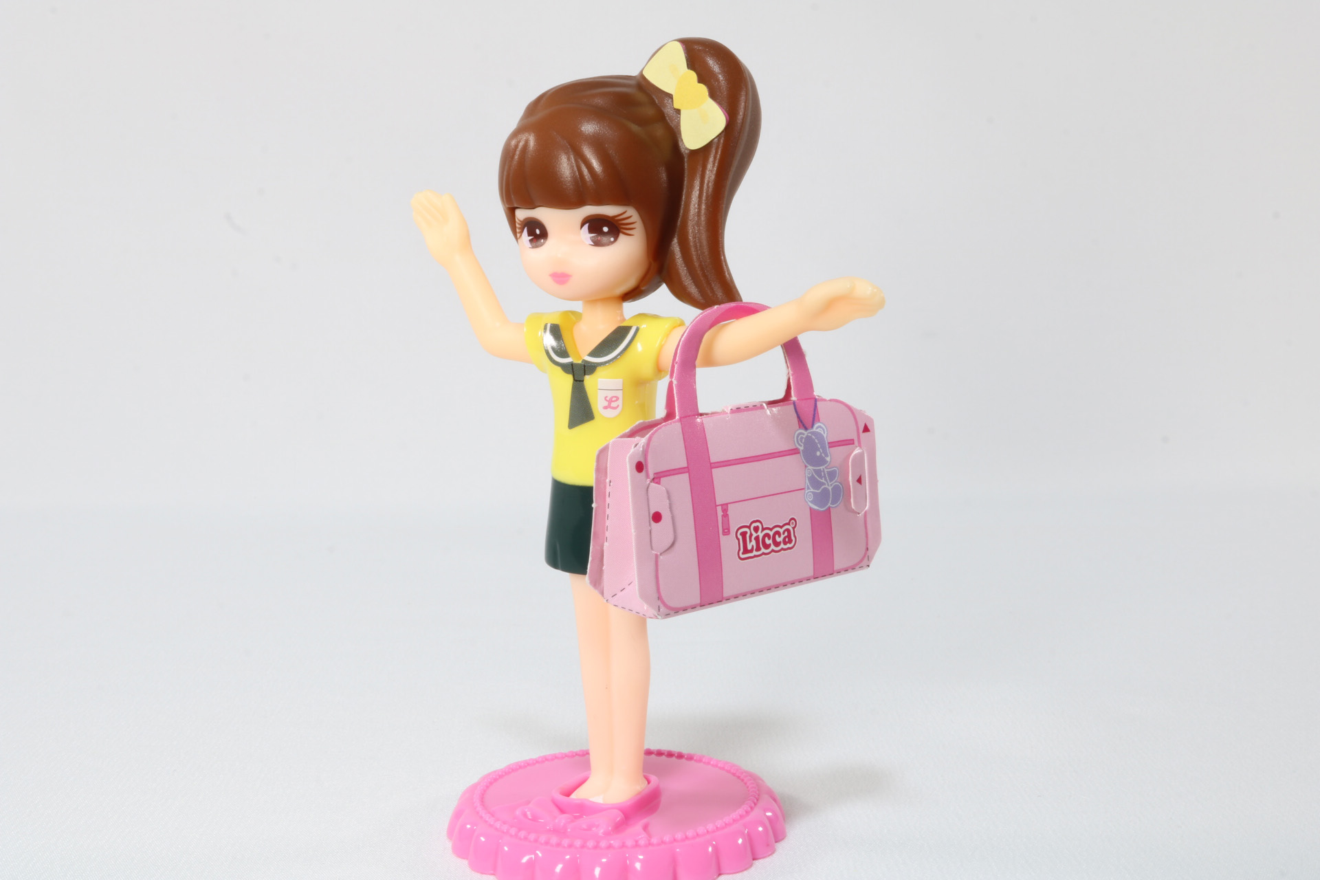 アイドル服は前と後ろで挟んで着せ替え。シールで可愛くアレンジ